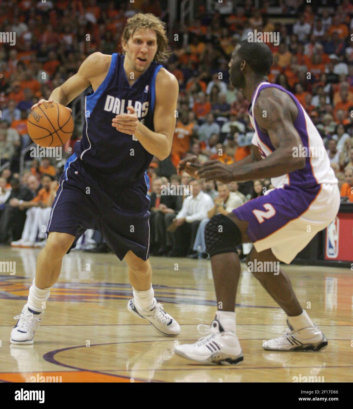 Dirk Nowitzki (links) der Dallas Mavericks fährt während der ersten Hälfte von Spiel 6 der NBA Western Conference Finals im US Airways Center in Phoenix, Arizona, am Samstag, den 3. Juni 2006 auf Tim Thomas von den Phoenix Suns. (Foto von Jeffery Washington/Fort Worth Star-Telegram/KRT) Stockfoto