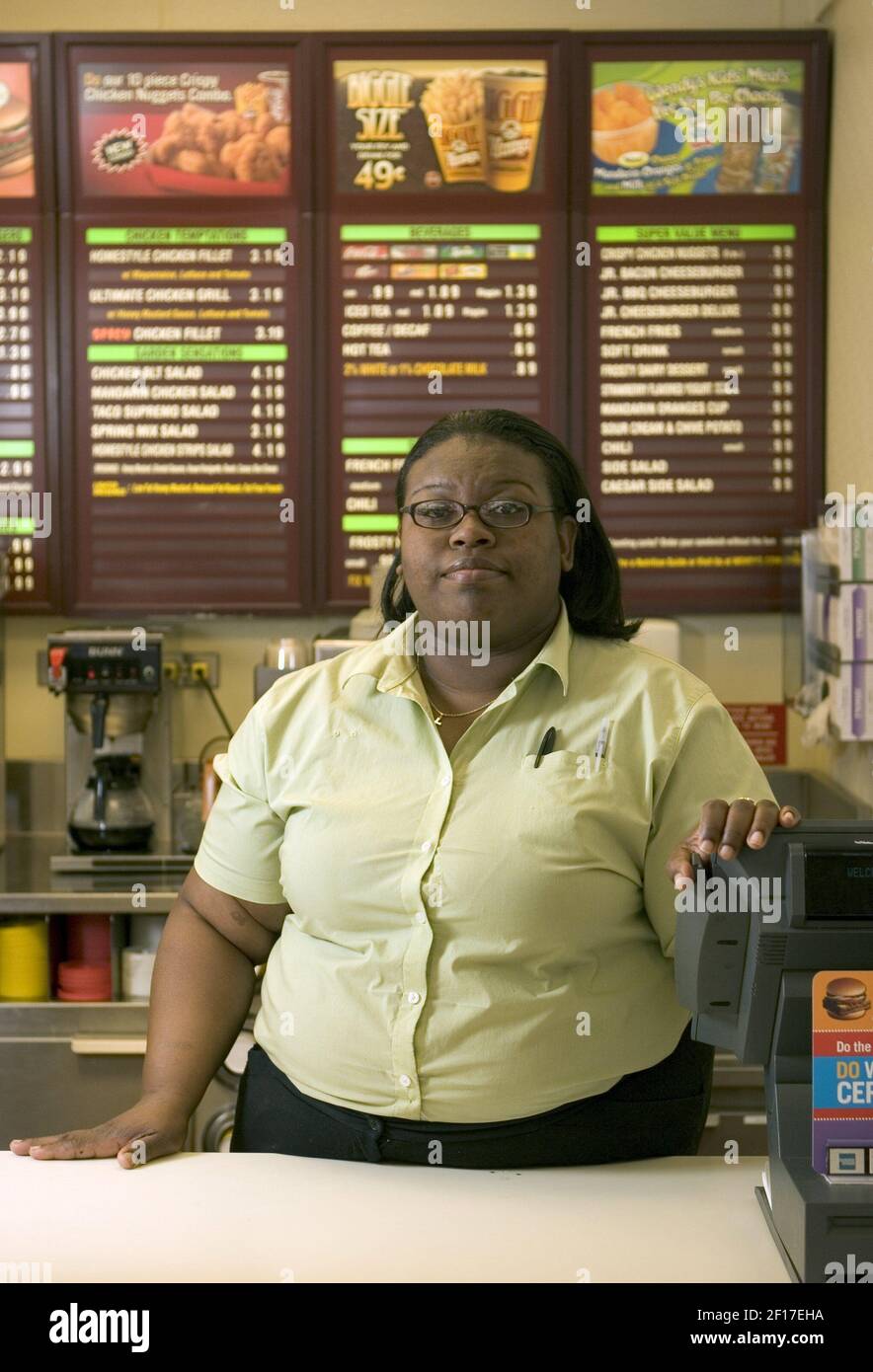 Natasha Hudgins arbeitet in einem Wendy's Restaurant, wo sie am 19. Januar 2006 in Chicago, Illinois, zu sehen ist. (Foto von Michael Tercha/Chicago Tribune) Stockfoto