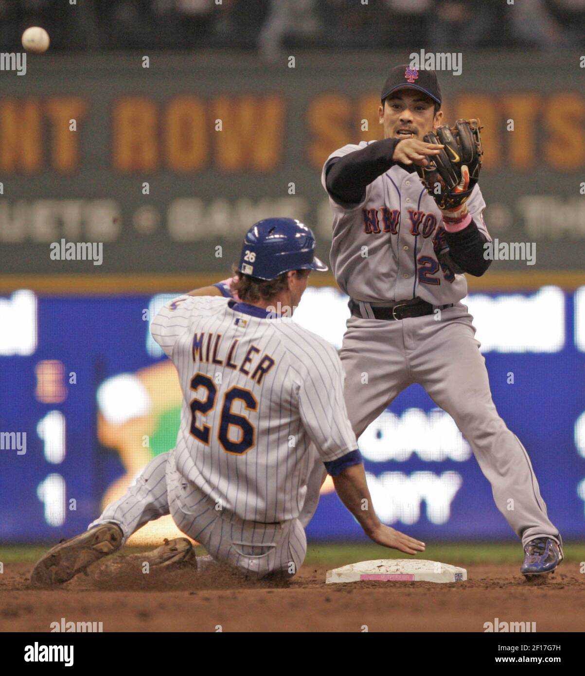 Kazuo Matsui der New Yorker Mets macht den Wurf über Damian Miller der Milwukee Brewers für das Doppelspiel im siebten Inning in Milwaukee, Wisconsin, am Sonntag, den 14. Mai 2006. (Foto von Mary Jo Walicki/Milwaukee Journal Sentinel/KRT) Stockfoto