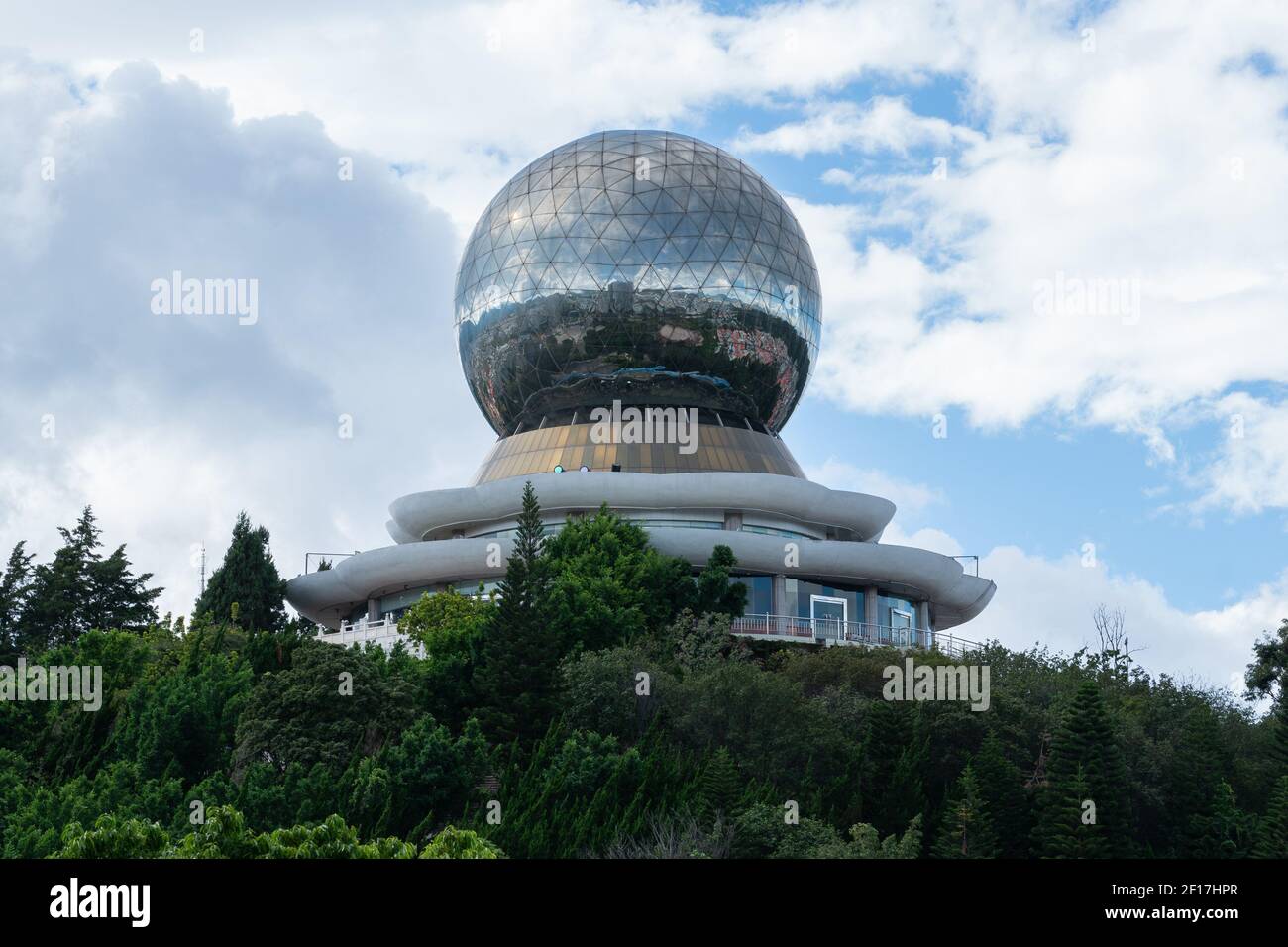 Dali China , 7. Oktober 2020 : Blick auf ikonische moderne Gebäude auf Mingzhu oder Perle Platz in Dali Yunnan China Stockfoto