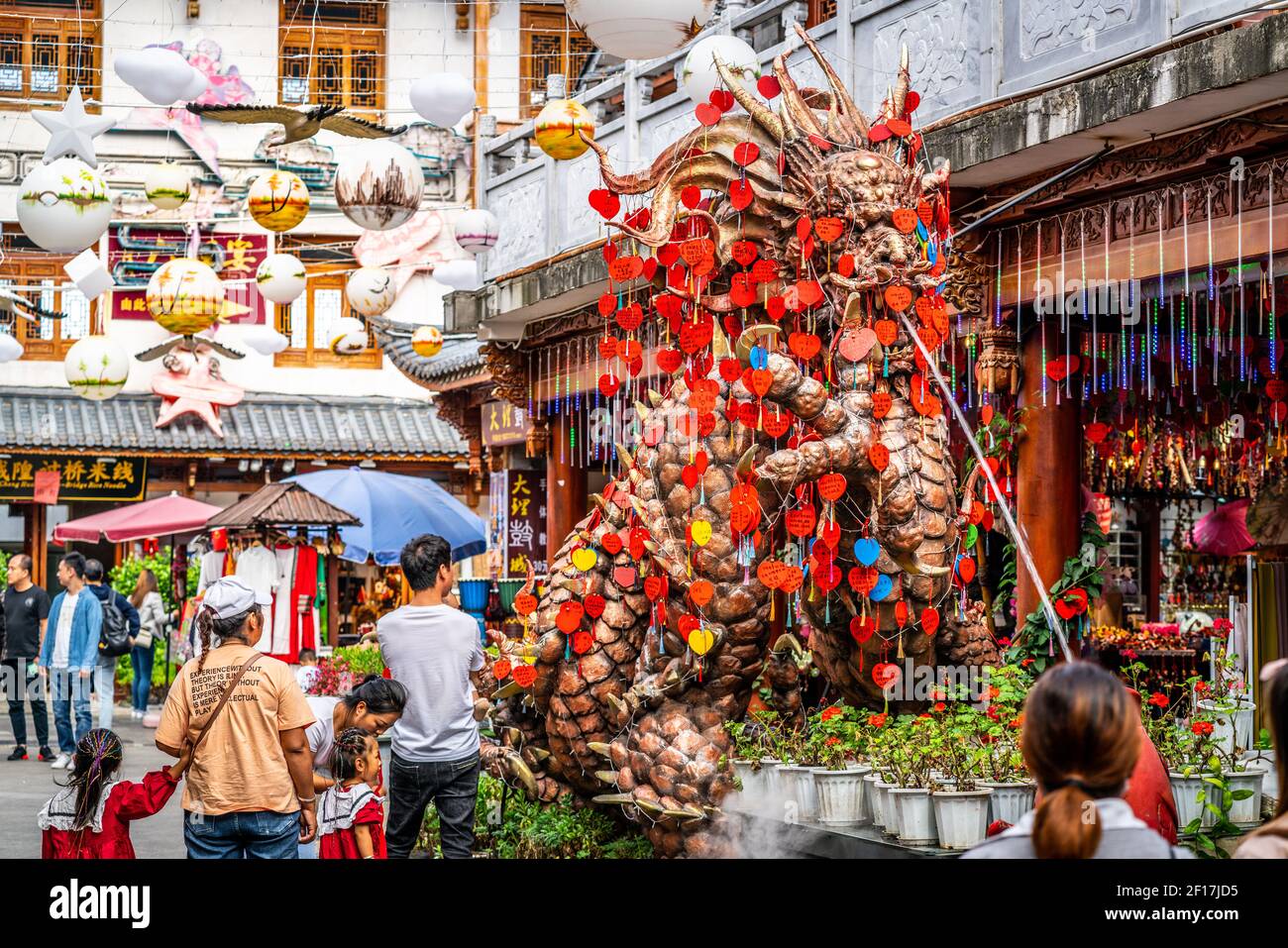Dali China , 7. Oktober 2020 : Menschen und Drachen Skulptur in Dali Chenghuang Altstadt in Dali Yunnan China Stockfoto