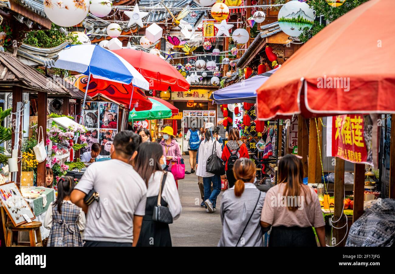 Dali China , 7 Oktober 2020 : Bunte belebte Gasse mit Menschen und Einkaufsbuden in Dali Altstadt Yunnan China Stockfoto