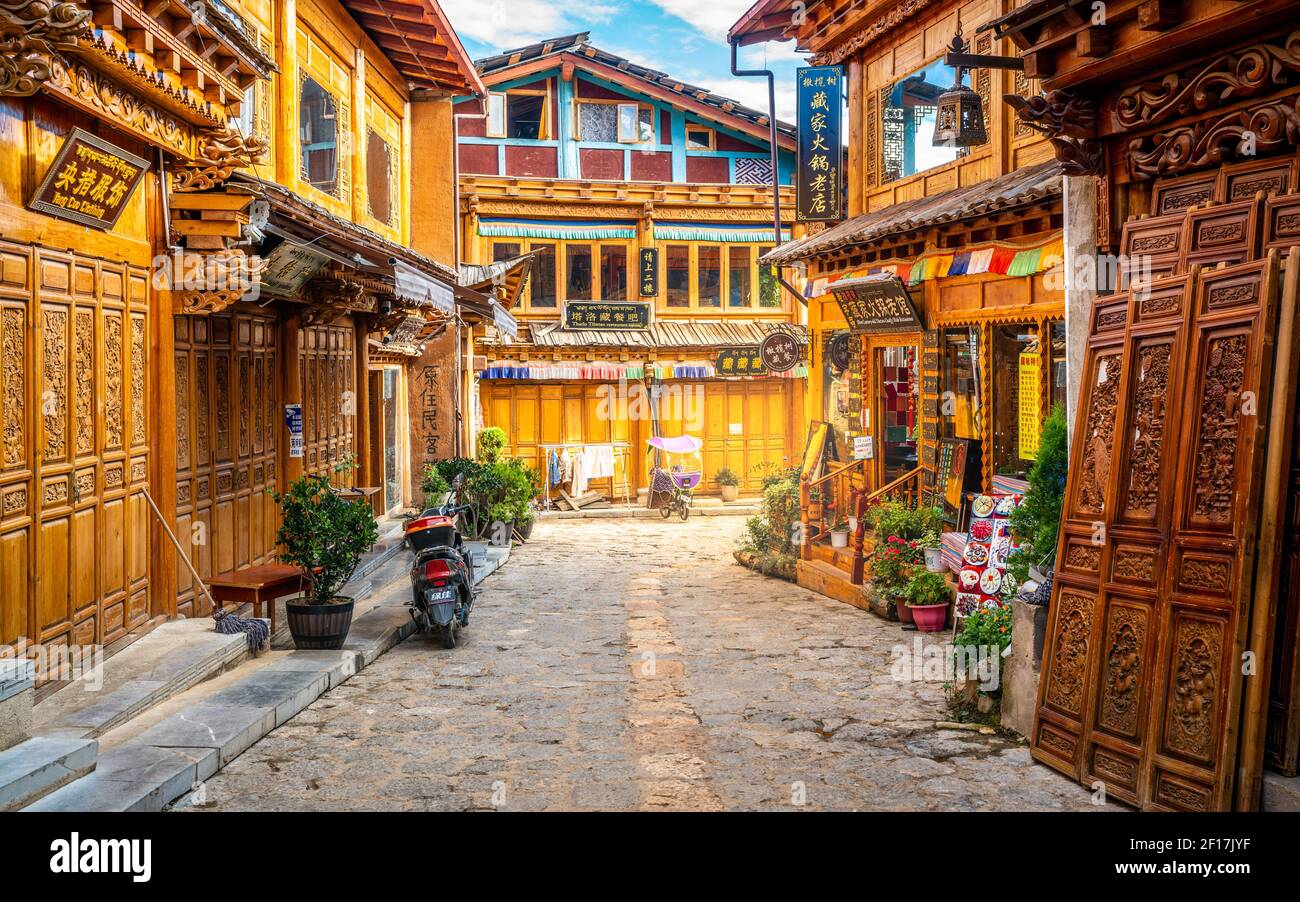 Shangrila , 8. Oktober 2020 : Alte tibetische Holzhäuser und dramatisches Licht in der Straße der alten Stadt Dukezong Shangri-La Yunnan China Stockfoto