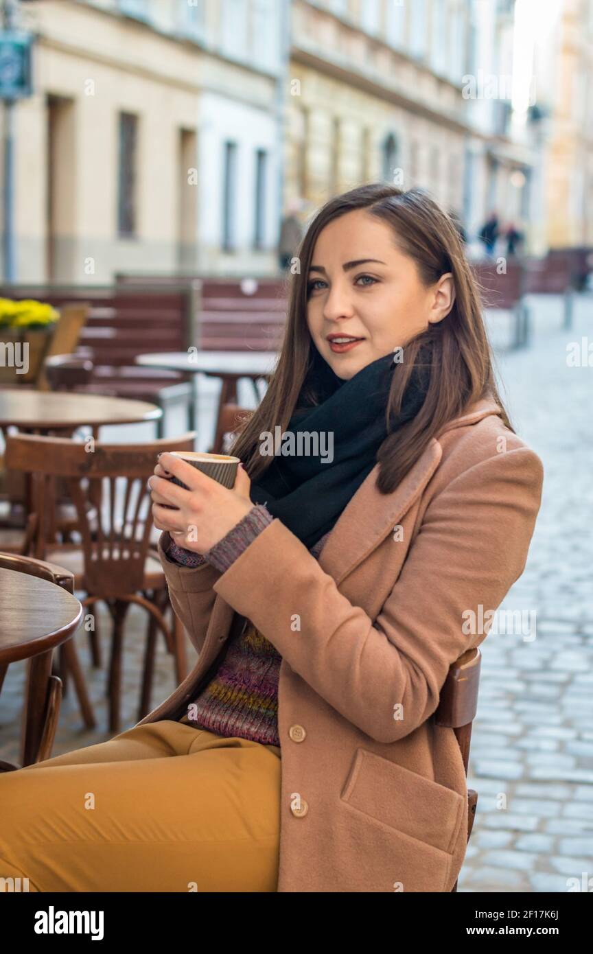 Schöne Mädchen, Kaffee trinken Stockfoto