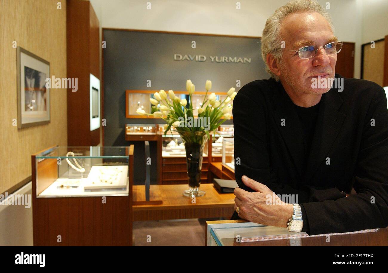Der renommierte Schmuckdesigner David Yurman besucht seine neue Boutique in der Mall at Millenia, 9. März 2006. David Yurman Schmuck ist wie Ihre Lieblings-blaue Jeans, nur viel teurer. (Foto von Ricardo Ramirez Buxeda/Orlando Sentinel/KRT) Stockfoto