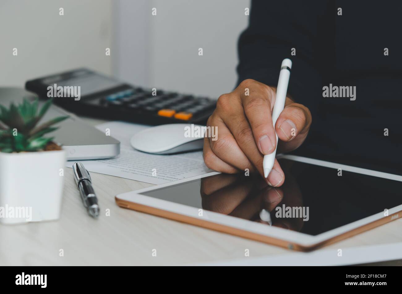 Mann mit digitalem Tablet oder Arbeit am Tisch, verdienen Online-Geschäftskonzept. Stockfoto
