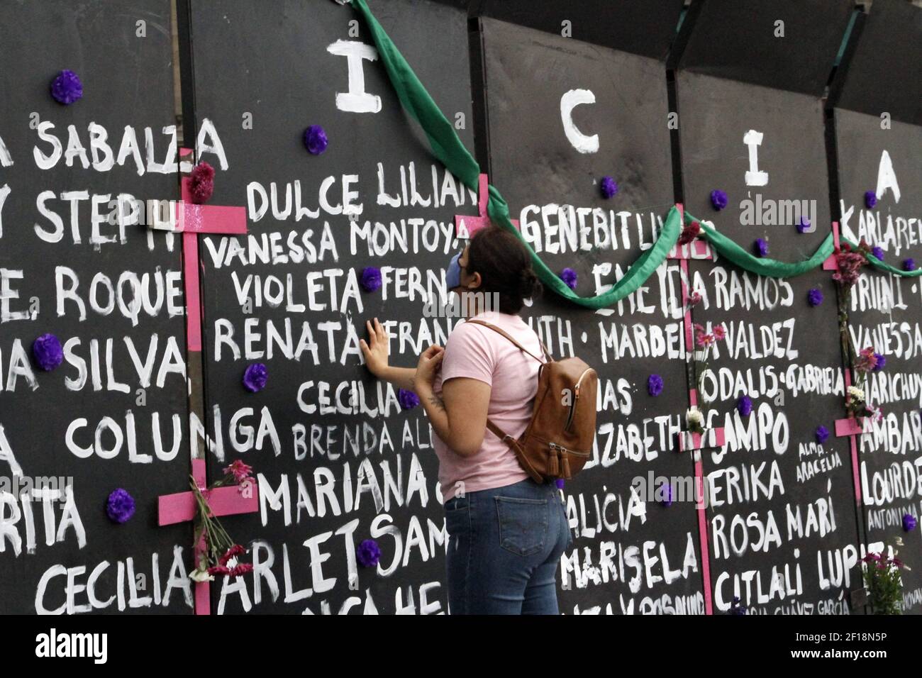 MEXIKO-STADT, MEXIKO - MÄRZ 7: Eine Frau nimmt an einer Performance feministischer Gruppen Teil, um Namen von Opfern von Frauenmorden zu schreiben und Blumen aus Protest gegen geschlechtliche Gewalt zu platzieren, im Rahmen der Proteste des Internationalen Frauentags im Nationalpalast am 7. März 2021 in Mexiko-Stadt, Mexiko. Foto von Luis Barron/Eyepix/ABACAPRESS.COM Stockfoto