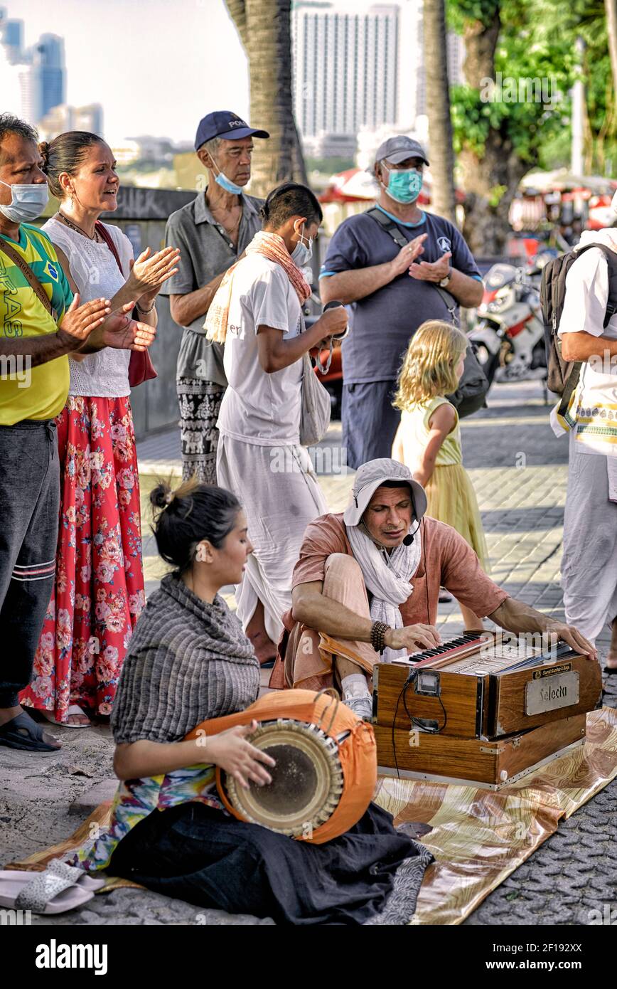 Hare Krishna Musiker spielen auf der Straße in Thailand Südosten Asien Stockfoto