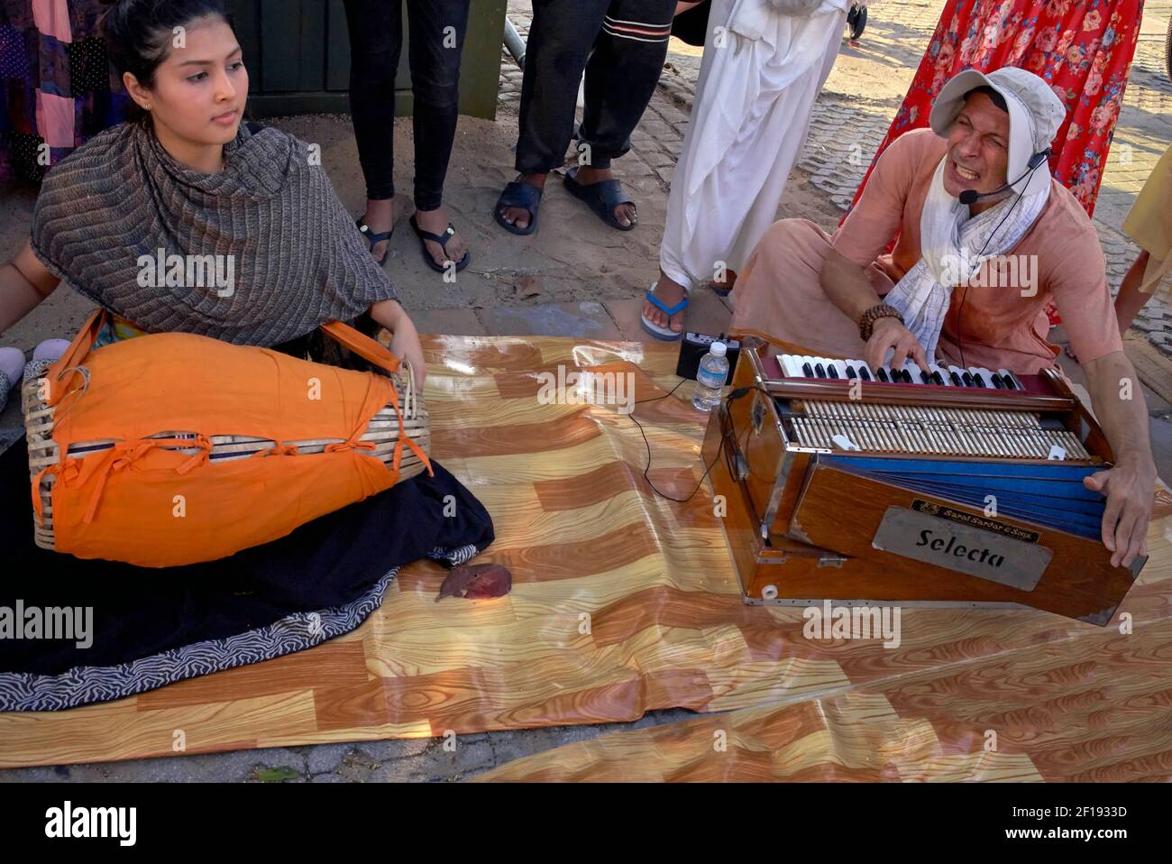 Hare Krishna Musiker spielen Harmonium und Trommel auf der Straße In Thailand Südostasien Stockfoto