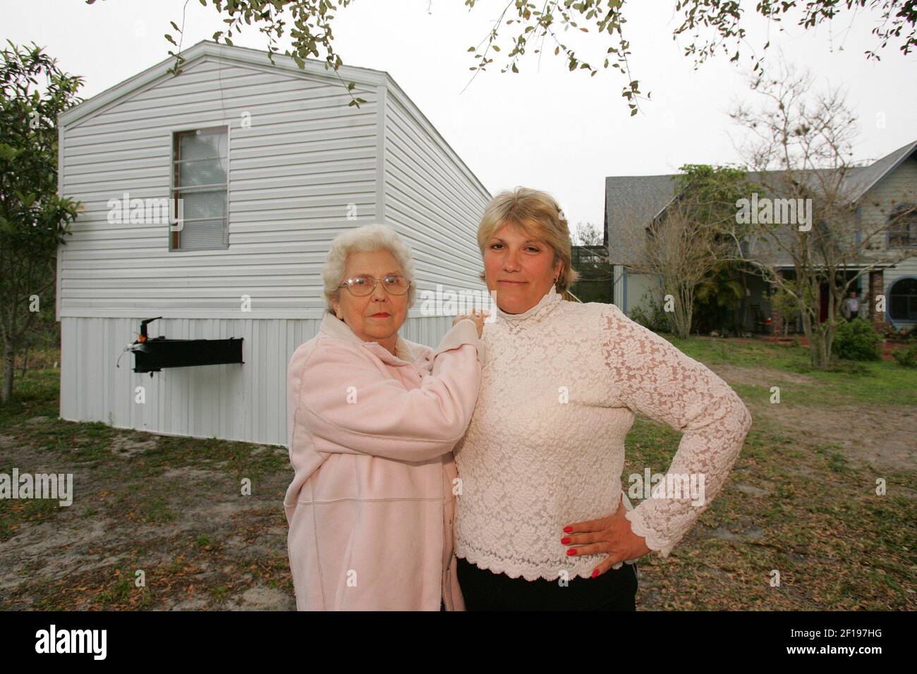 KRT US NEWS STORY TRÄGE: IDTHEFT KRT FOTO VON GARY BOGDON/KRT (März 9) COCOA, FL-- Cynthia Millwood, links, und ihre Tochter Ruth Millwood Wilburn, rechts, in ihrem Zuhause in Cocoa, Florida, 9. März 2005. Vor zwei Jahren hatten Wilburn und ihre Mutter 15 Kreditkartenkonten in ihrem Namen von Betrügern eröffnet, und sie kämpfen immer noch darum, ihr Guthaben wiederherzustellen. (lde) 2005 Stockfoto