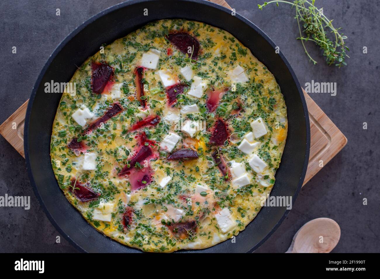 Gemüsefrittata mit Rote Bete, Feta-Käse und Kräutern Stockfoto