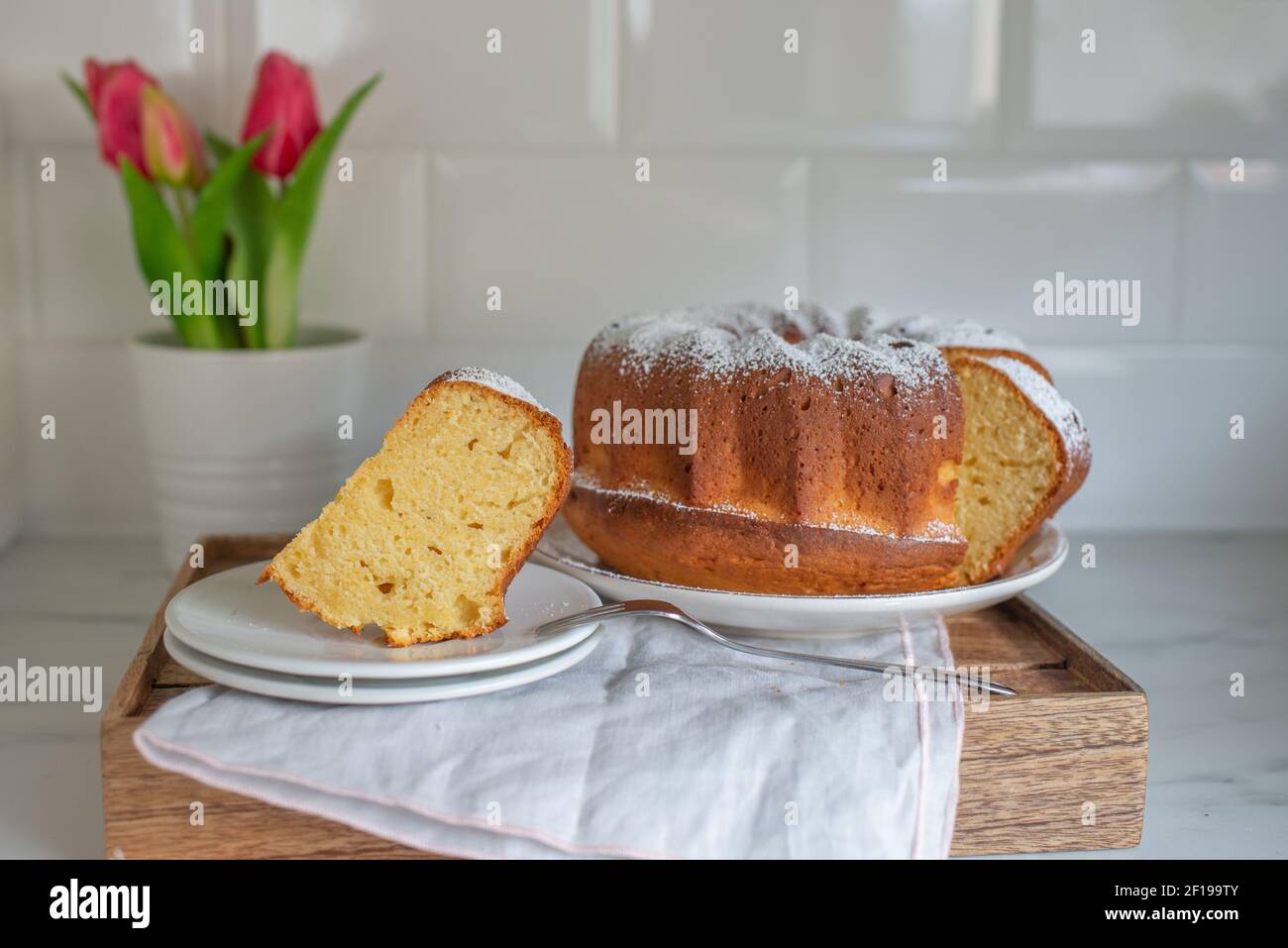 Typisch deutscher Mohn Pflaume Gugelhupf Kuchen auf einem Tisch Stockfoto