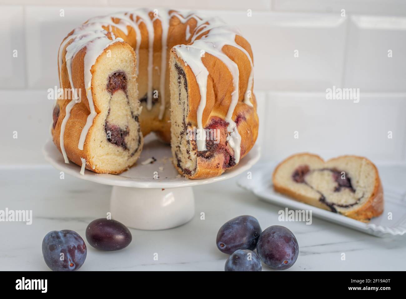 Typisch deutscher Mohn Pflaume Gugelhupf Kuchen auf einem Tisch Stockfoto