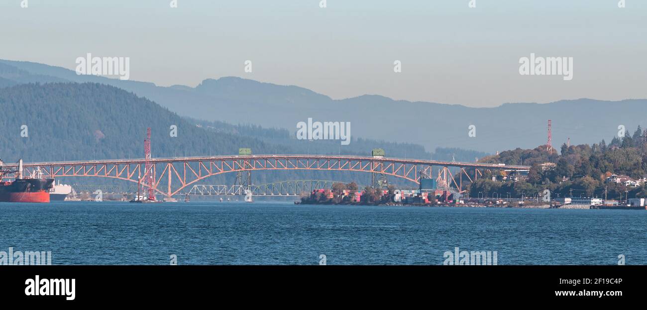 Blick auf die Iron Workers Memorial Bridge und die North Vancouver Mountains in Vancouver BC. Stockfoto