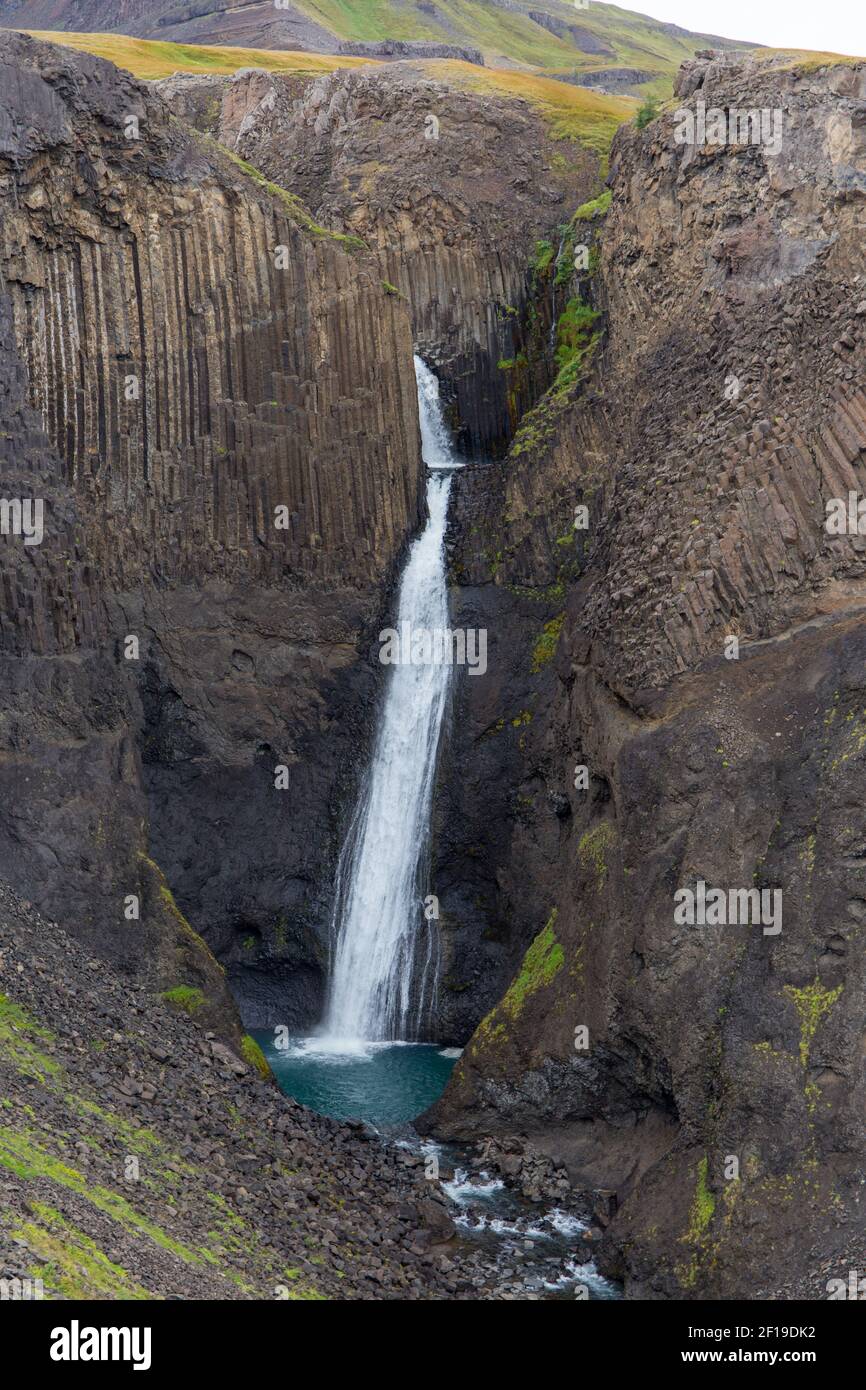 Basaltstrukturen und filigraner Wasserfall Stockfoto