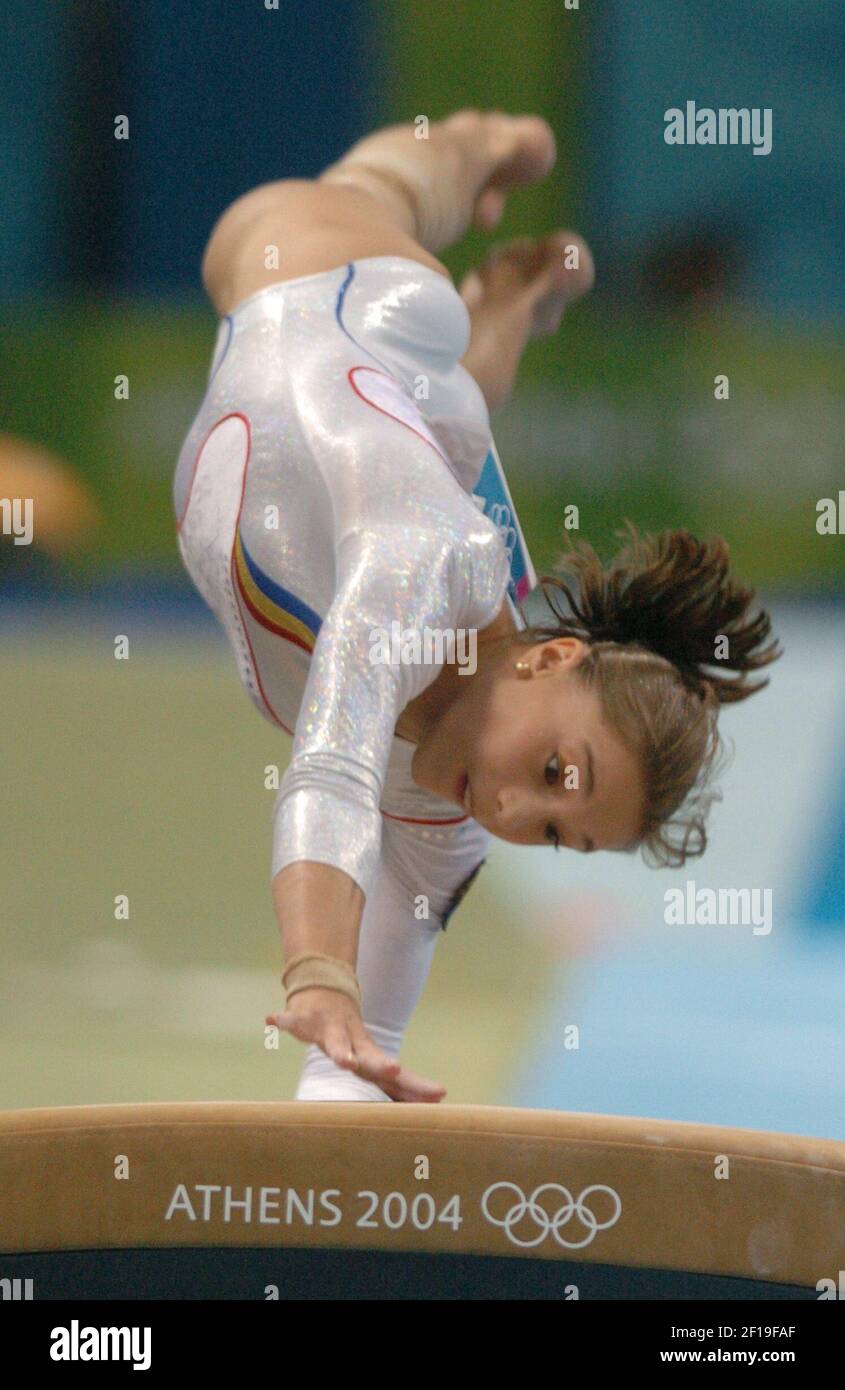 KRT SPORTGESCHICHTE TRÄGE: OLY-GYMNASTIK KRT FOTO VON PATRICK SCHNEIDER/CHARLOTTE BEOBACHTER (August 22) ATHEN, GRIECHENLAND -- Monica Rosu aus Rumänien tritt am Sonntag, 22. August 2004, im Gewölbe im Gerätefinale an. (Foto von gsb) 2004 Stockfoto