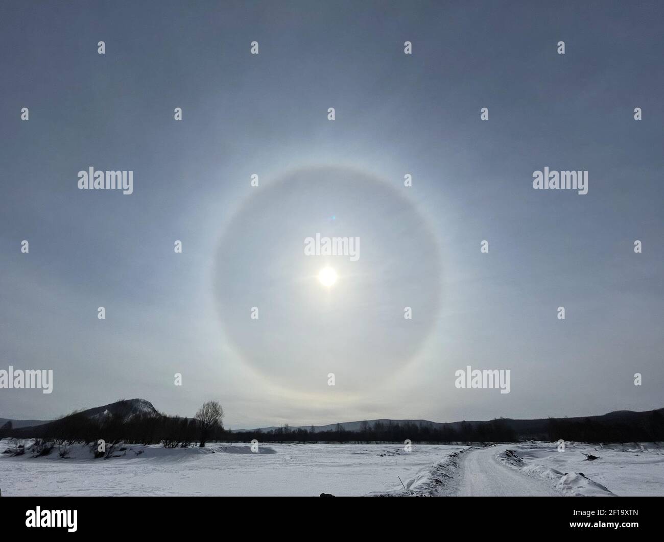 Hulun Buir, China. März 2021, 06th. Der Sonnenhalo zeigt sich am 06th. März 2021 am Himmel in Hulun Buir, Innere Mongolei, China.(Foto: TPG/cnsphotos) Quelle: TopFoto/Alamy Live News Stockfoto