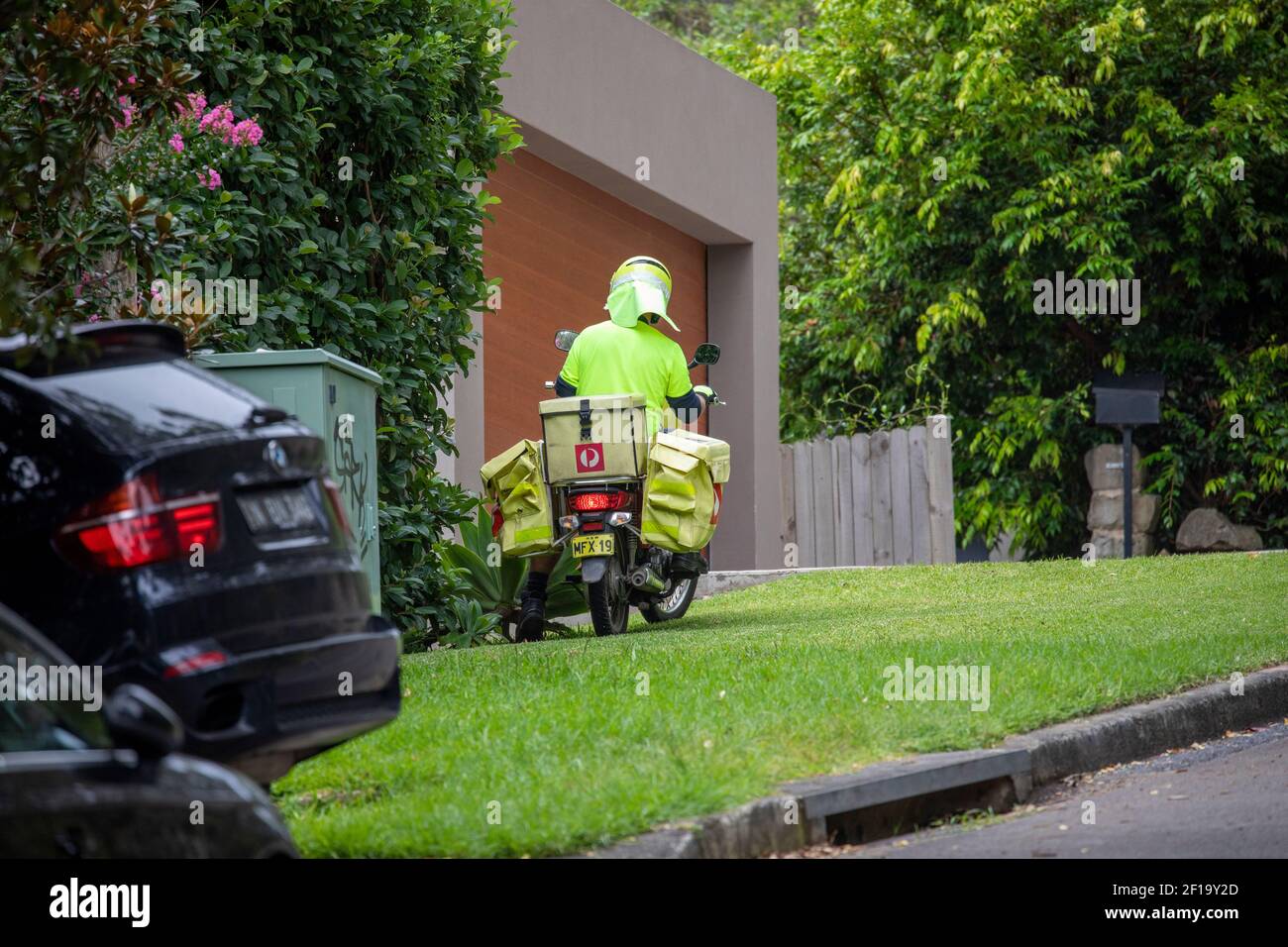 Australien Post Postzustellung Postbote Reiten Motorrad liefert Post zu Sydney Homes, NSW, Australien Stockfoto