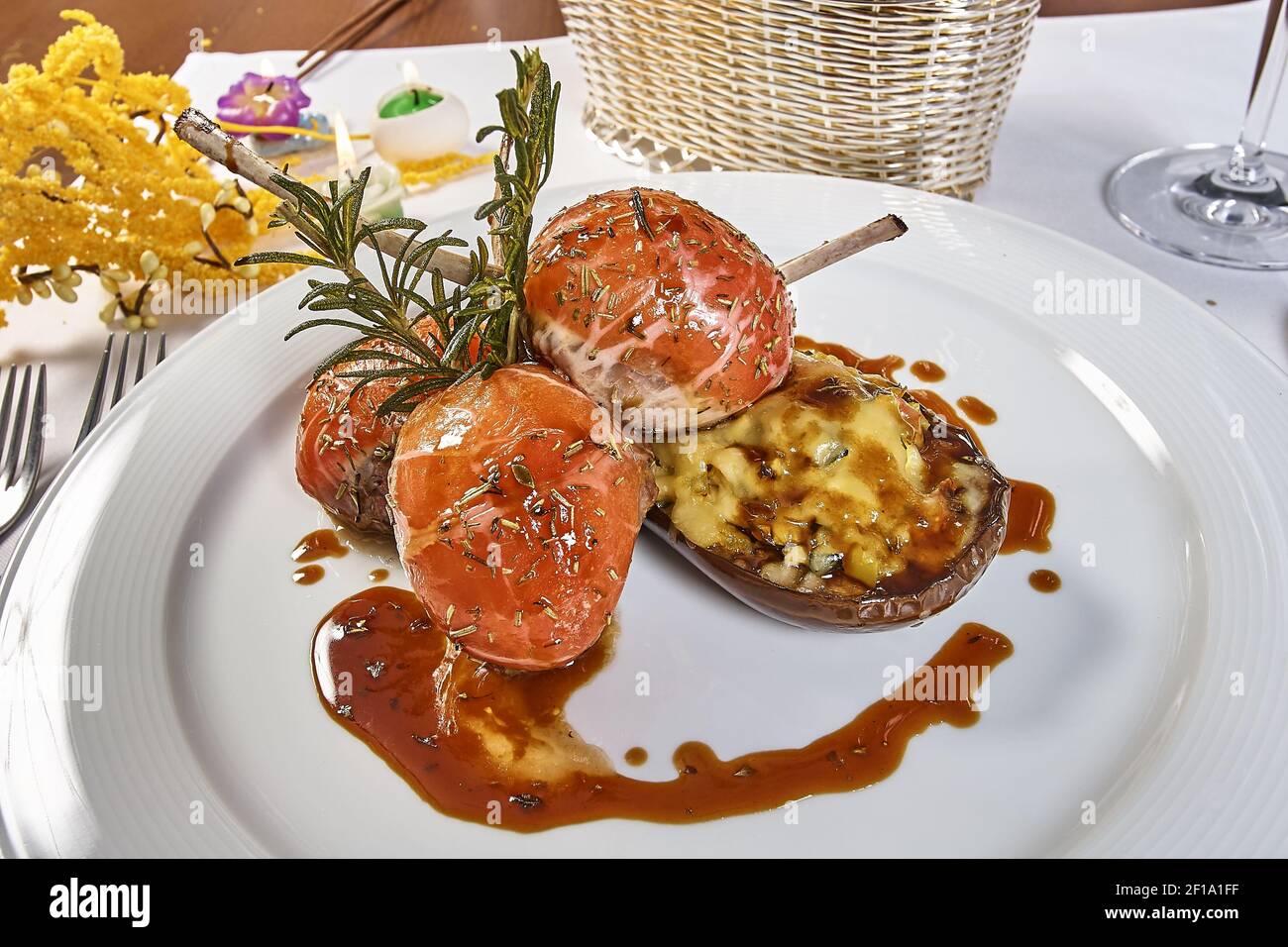 Bild von Lammkoteletts auf einem Gemüsebett Aubergine Gefüllt mit Gemüse Stockfoto