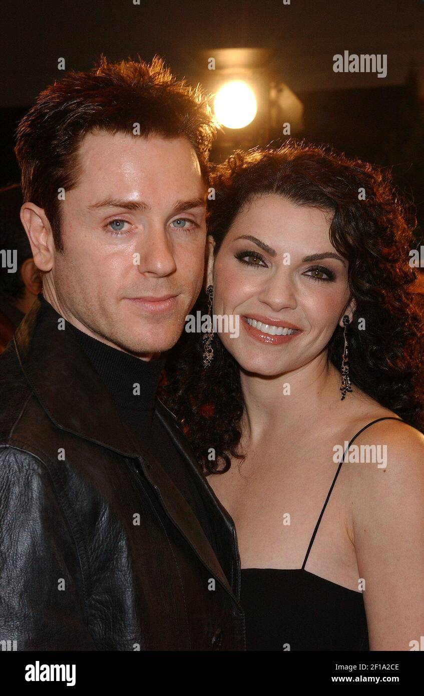 KRT ENTERTAINMENT STAND ALONE PHOTOGRAPH TRÄGE: GHOSTSHIP KRT PHOTOGRAPHIE VON LIONEL HAHN/ABACA PRESS (Oktober 23) die Darstellerinnen Julianna Margulies und Ron Eldard besuchen die Weltpremiere von Ghost Ship im Mann Village Theatre in Westwood, Kalifornien, Dienstag, 22. Oktober 2002. (Foto von KRT) NC KD 2002 (Vert) (lde) Stockfoto