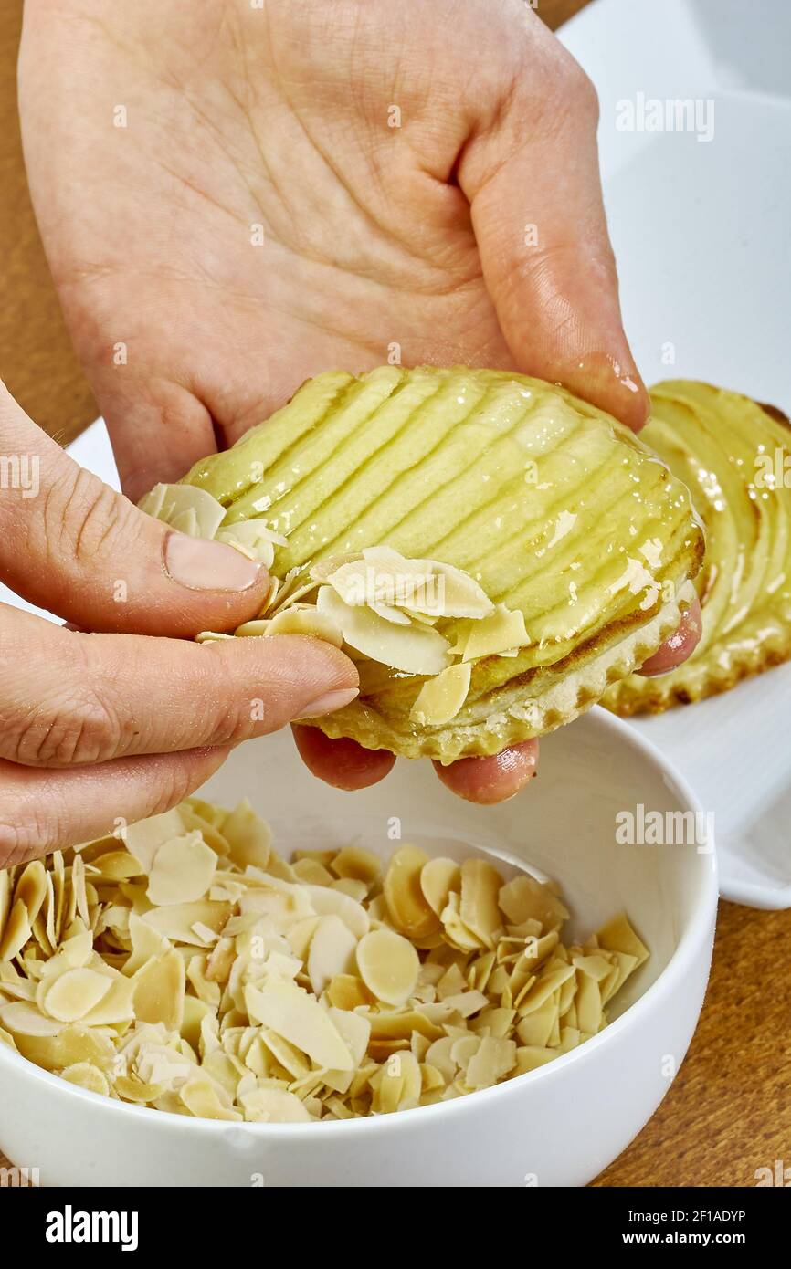 Käsekuchen zum Backen mit Nüssen und Puderzucker dekorieren Serie voll Kochen Lebensmittel Rezepte Stockfoto