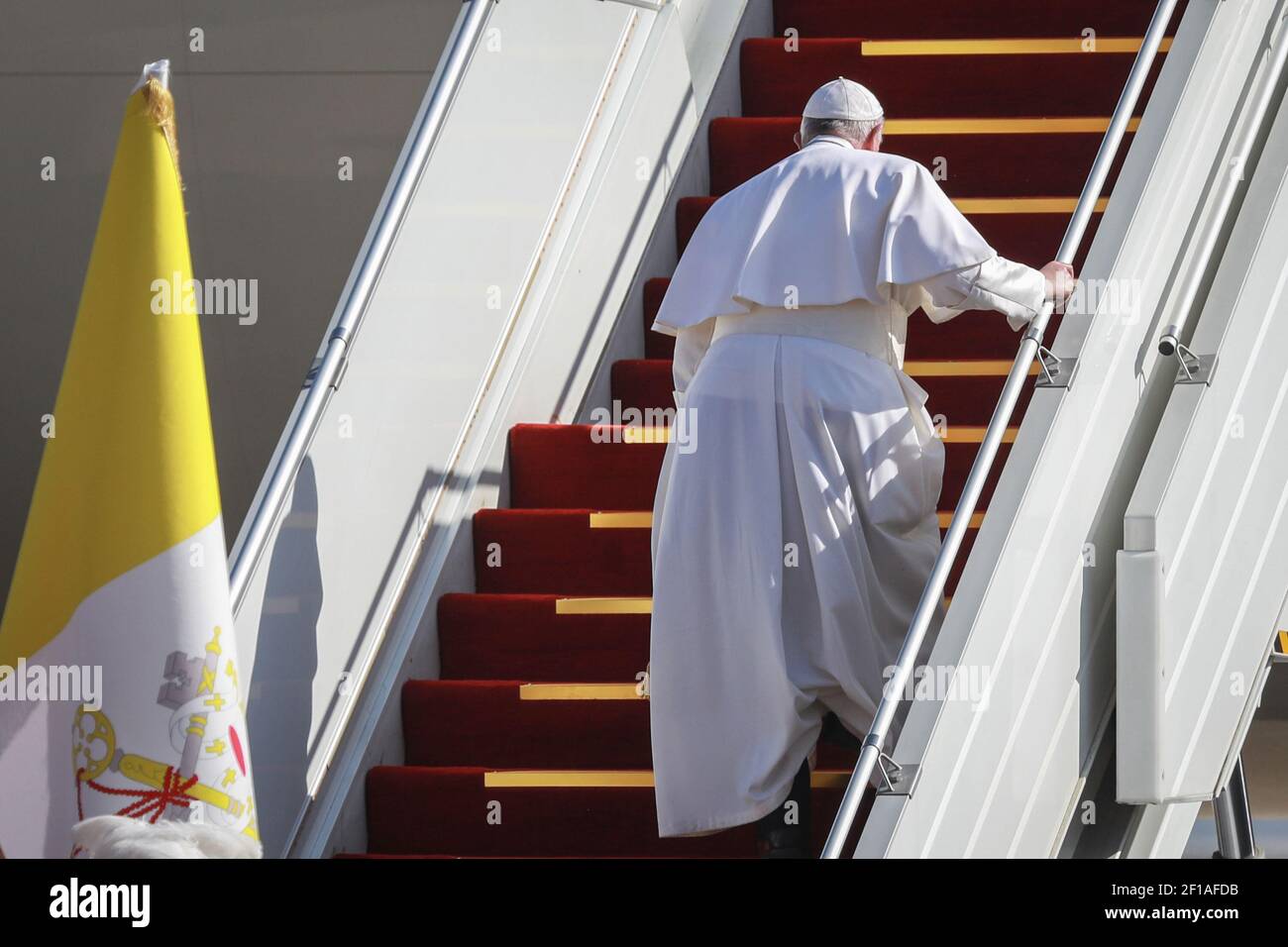 Bagdad, Irak. März 2021, 08th. Papst Franziskus steigt die Treppe hoch, um an Bord seines Alitalia Airbus A330-Flugzeugs zu gehen, als er am internationalen Flughafen Bagdad abfliegt und seinen viertägigen Besuch im Irak abschließt. Quelle: Ameer Al Mohammedaw/dpa/Alamy Live News Stockfoto