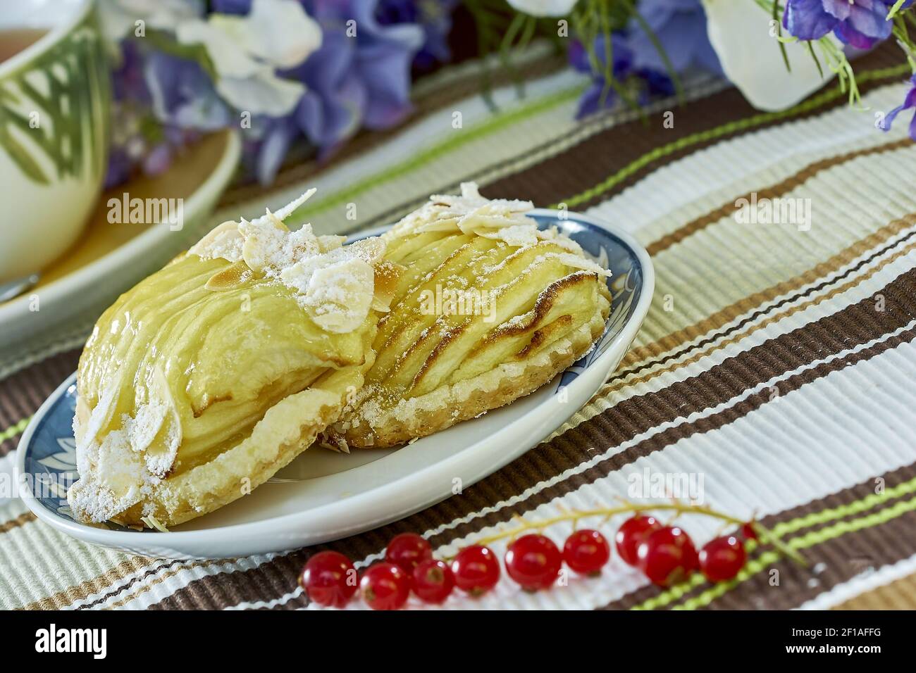 Apfelkäsekuchen mit Tasse Tee süßes Dessert Stillleben Stockfoto