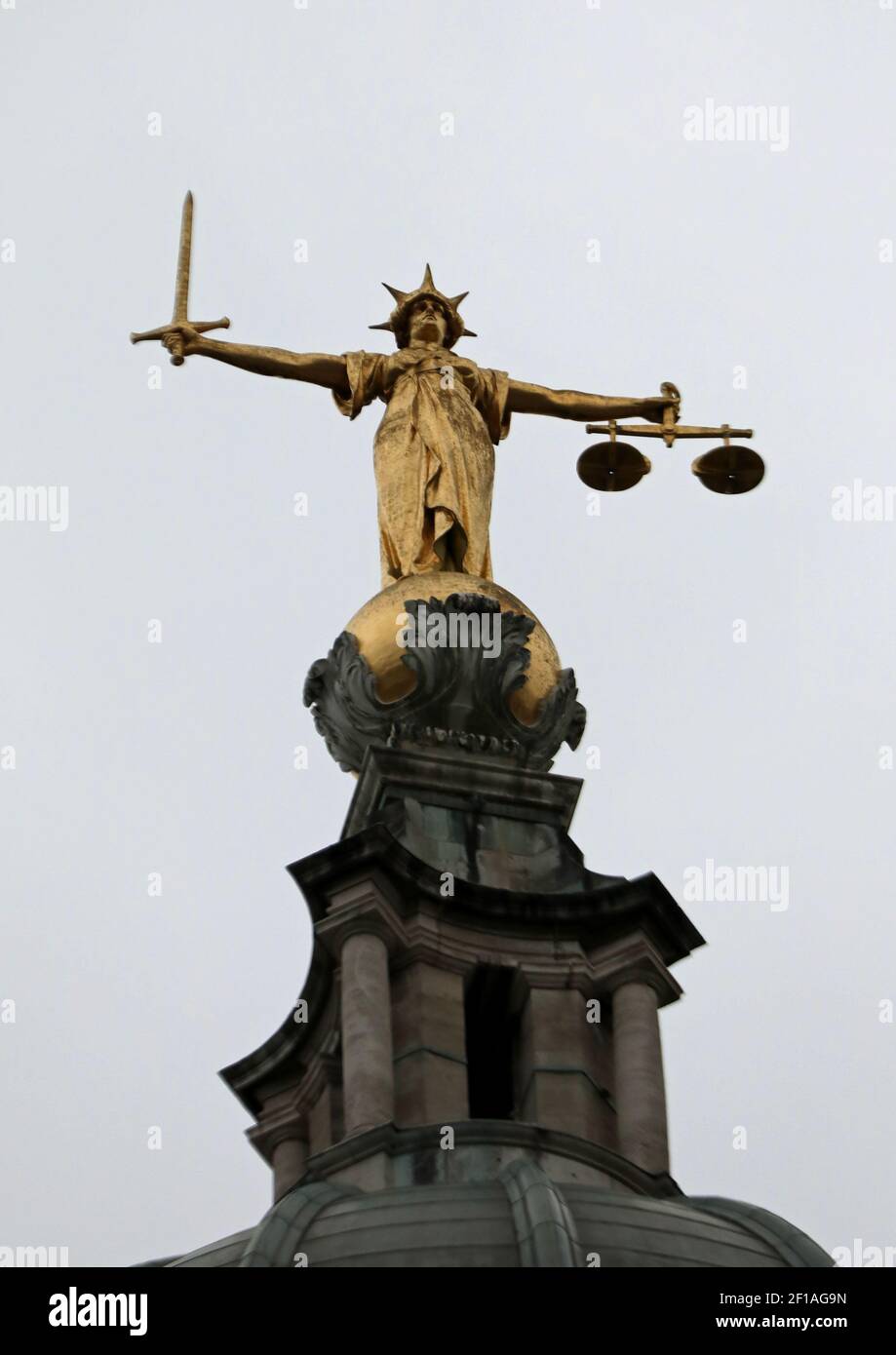 FW Pomeroys Statue der Lady Justice auf dem Central Criminal Court im Old Bailey in London. Bilddatum: Donnerstag, 4. März 2021. Stockfoto