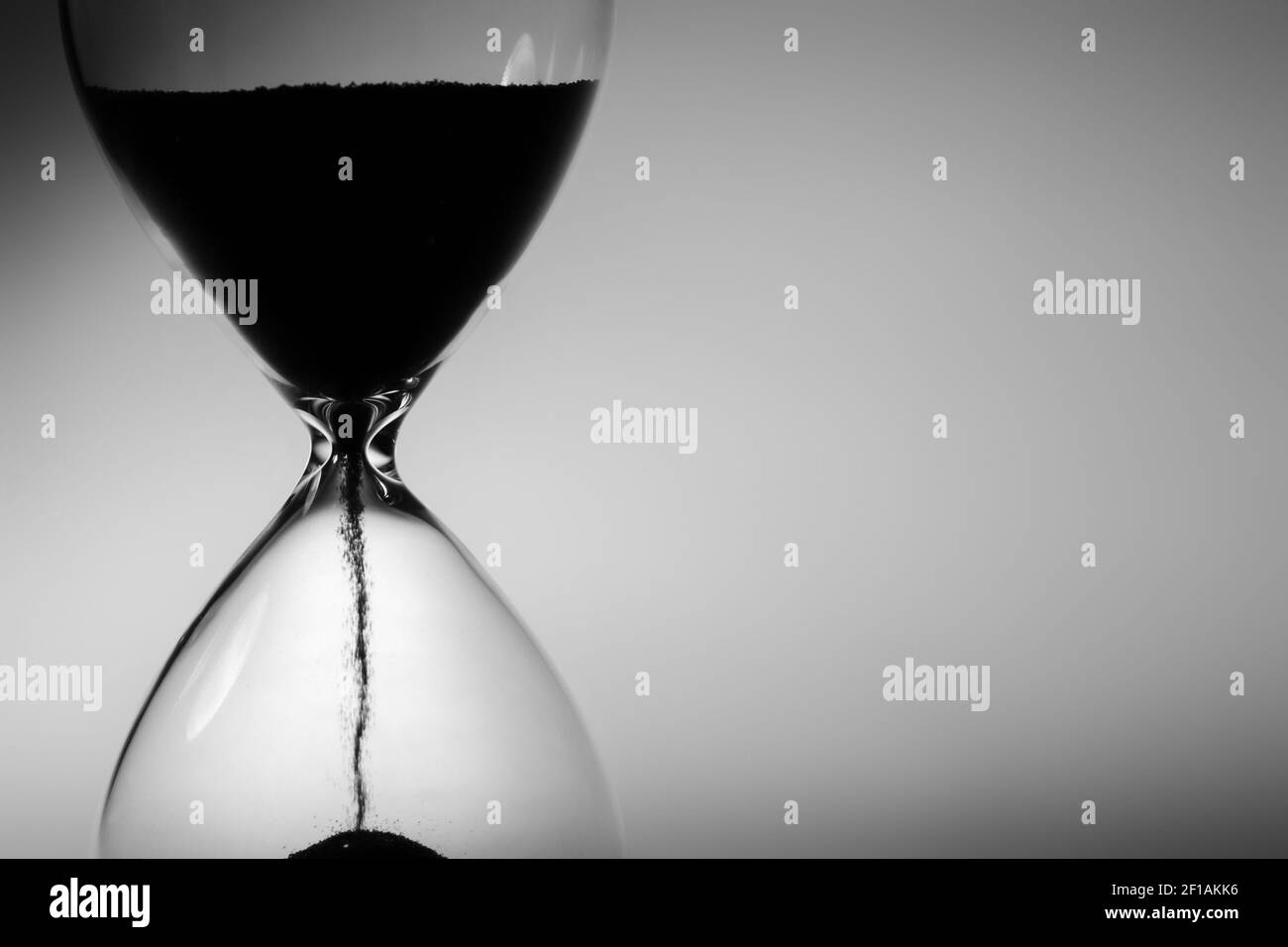 Schwarzweiß-Foto der Sanduhr Nahaufnahme Stockfoto
