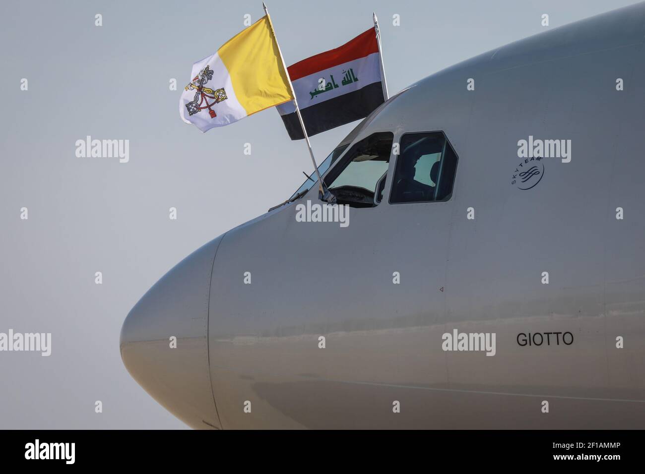 Bagdad, Irak. März 2021, 08th. Die irakische und vatikanische Flagge ist auf dem Cockpit des Alitalia Airbus A330 von Papst Franziskus am internationalen Flughafen Bagdad zu sehen. Quelle: Ameer Al Mohammedaw/dpa/Alamy Live News Stockfoto