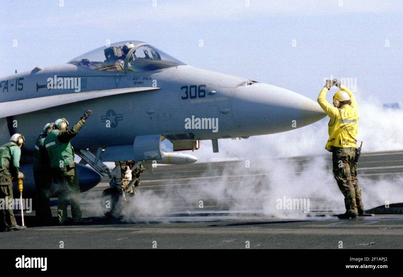 KRT WORLD NEWS STORY SCHLEPPEND: KOSOVO KRT FOTO VON PHOTOGRAPHER'S MATE 3rd KLASSE DONNE' MCKISSIC/US NAVY (KRT106- April 20) -- an Bord der USS Theodore Roosevelt -- der FLIEGE 1 Petty Officer signalisiert dem Piloten einer F-18 'Hornet', als es für den Start vorbereitet wird. Die USS Theodore Roosevelt und ihr eingeschiffter Trägerflugflügel nehmen an Streikmissionen über das ehemalige Jugoslawien zur Unterstützung der NATO-Operation Allied Force Teil. (Foto von KRT) PL KD BL 1999 (Horiz) (lde) Stockfoto