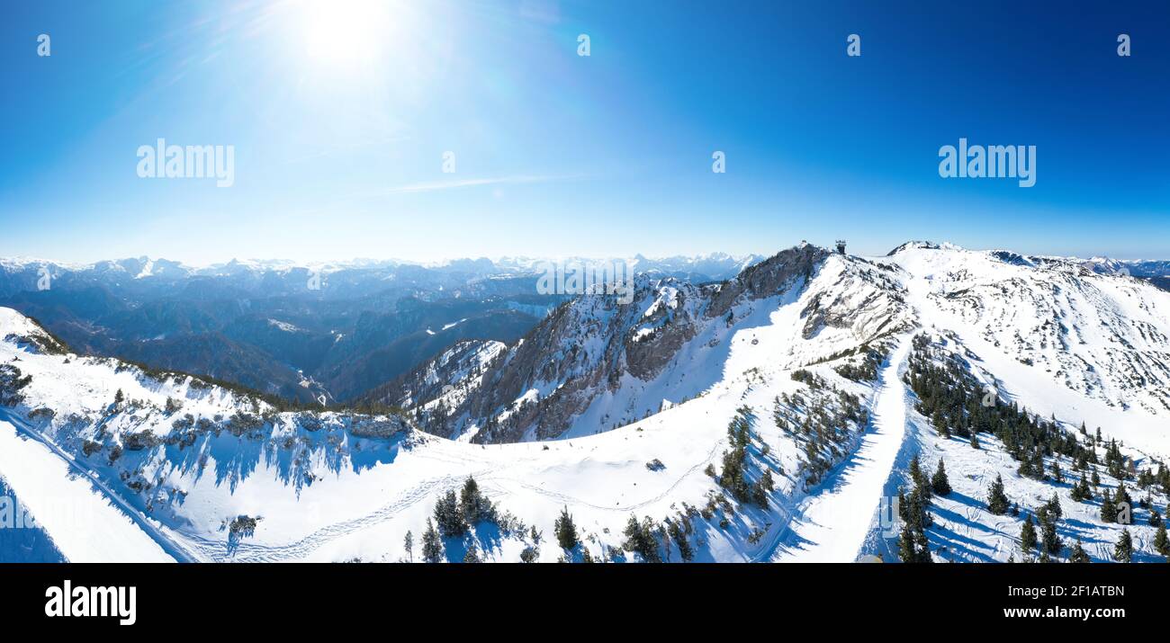 Hochkar in den Göstlinger Alpen von Niederösterreich, Luftaufnahme zum Skigebiet bei perfektem Winterskiwetter und Bedingungen. Stockfoto