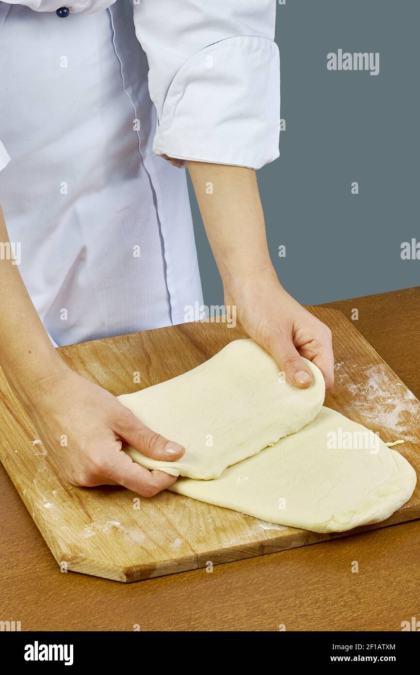 Frau Brötchen quetscht Teig Handmade Serie Food Rezepte Stockfoto