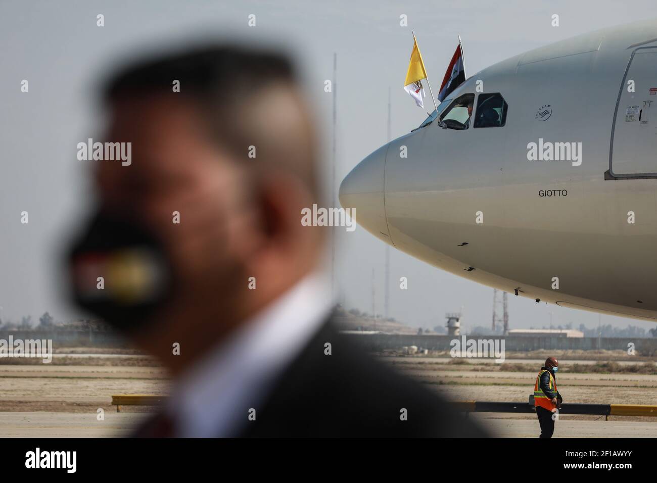 Bagdad, Irak. März 2021, 08th. Die Flaggen der irakischen und der Vatikanstadt sind auf dem Cockpit des Alitalia Airbus A330 von Papst Franziskus am internationalen Flughafen Bagdad zu sehen. Quelle: Ameer Al Mohammedaw/dpa/Alamy Live News Stockfoto