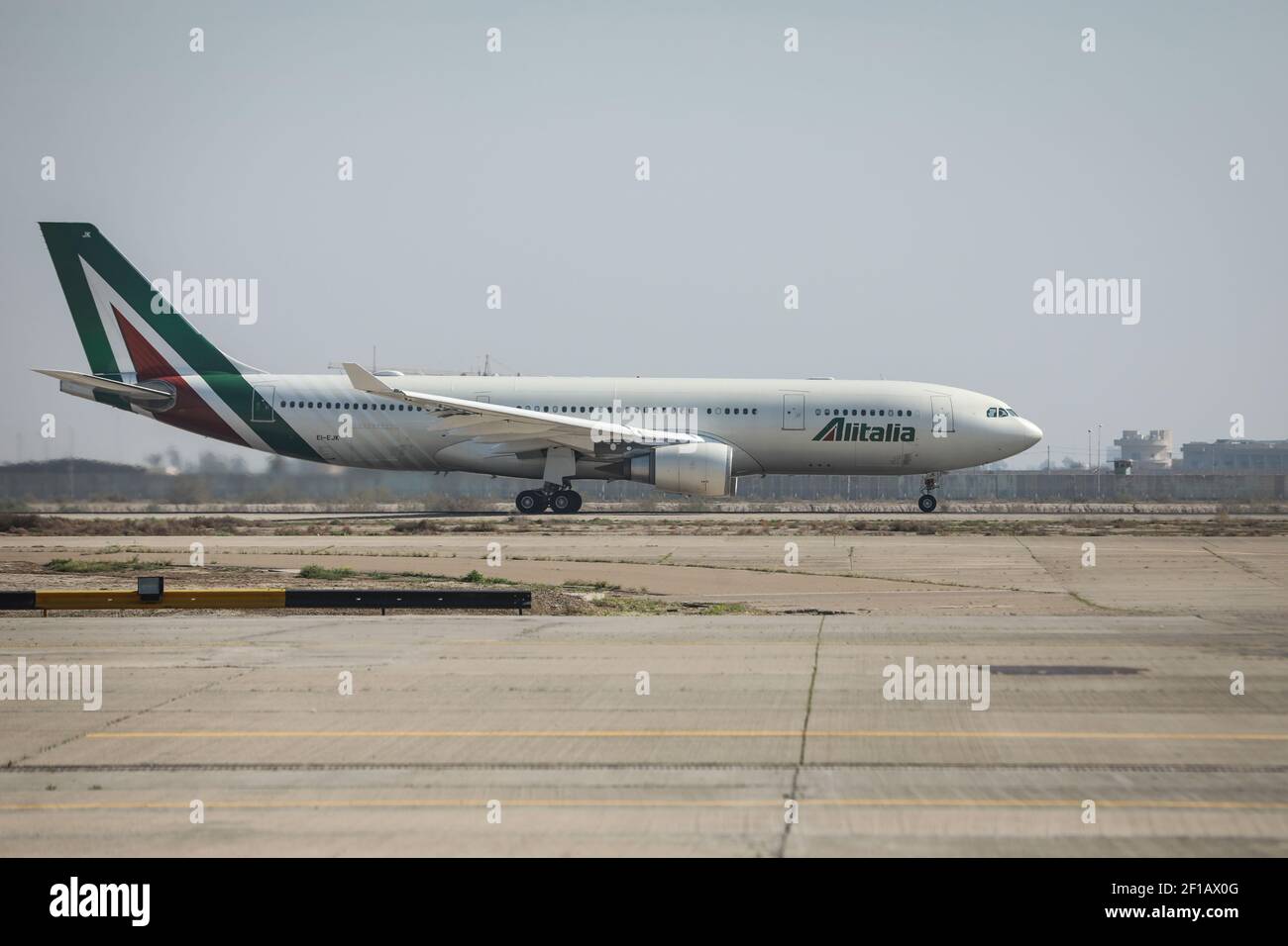 Bagdad, Irak. März 2021, 08th. Das Flugzeug Alitalia A330 von Papst Franziskus bereitet sich auf den Start vom internationalen Flughafen Bagdad vor. Quelle: Ameer Al Mohammedaw/dpa/Alamy Live News Stockfoto