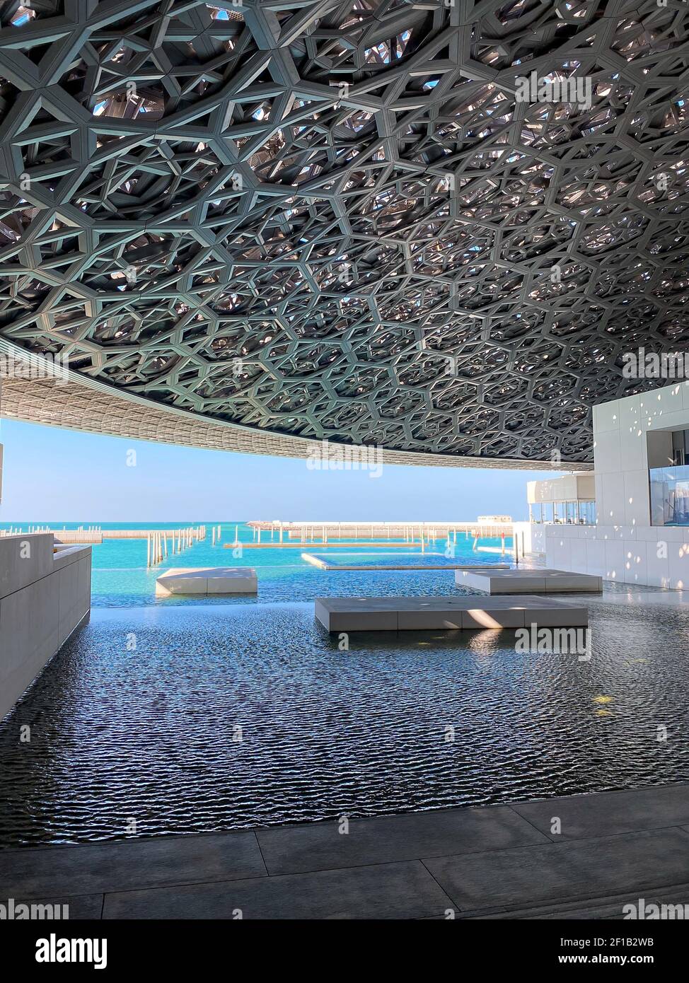 Abu Dhabi, Vereinigte Arabische Emirate - 12. Januar 2021: Louvre Museum in Abu Dhabi innen und Kuppel mit charakteristischen Architektur und Meer konkurrieren Stockfoto