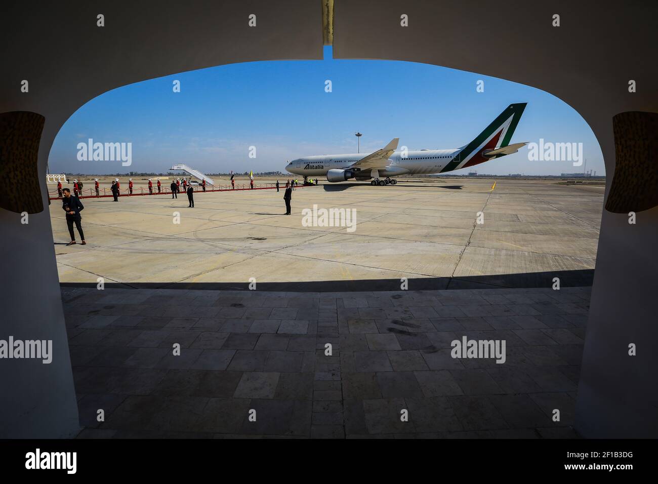 Bagdad, Irak. März 2021, 08th. Das Flugzeug Alitalia A330 von Papst Franziskus bereitet sich auf den Start vom internationalen Flughafen Bagdad vor. Quelle: Ameer Al Mohammedaw/dpa/Alamy Live News Stockfoto
