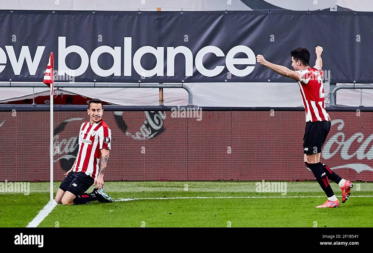 Alex Berenguer vom Athletic Club feiert sein Tor mit seinen Teamkollegen während des spanischen Meisterschaftsspiels La Liga zwischen Athletic Club und Granada CF am 7. März 2021 im San Mames Stadion in Bilbao, Spanien - Foto Inigo Larreina / Spanien DPPI / DPPI / LiveMedia Stockfoto