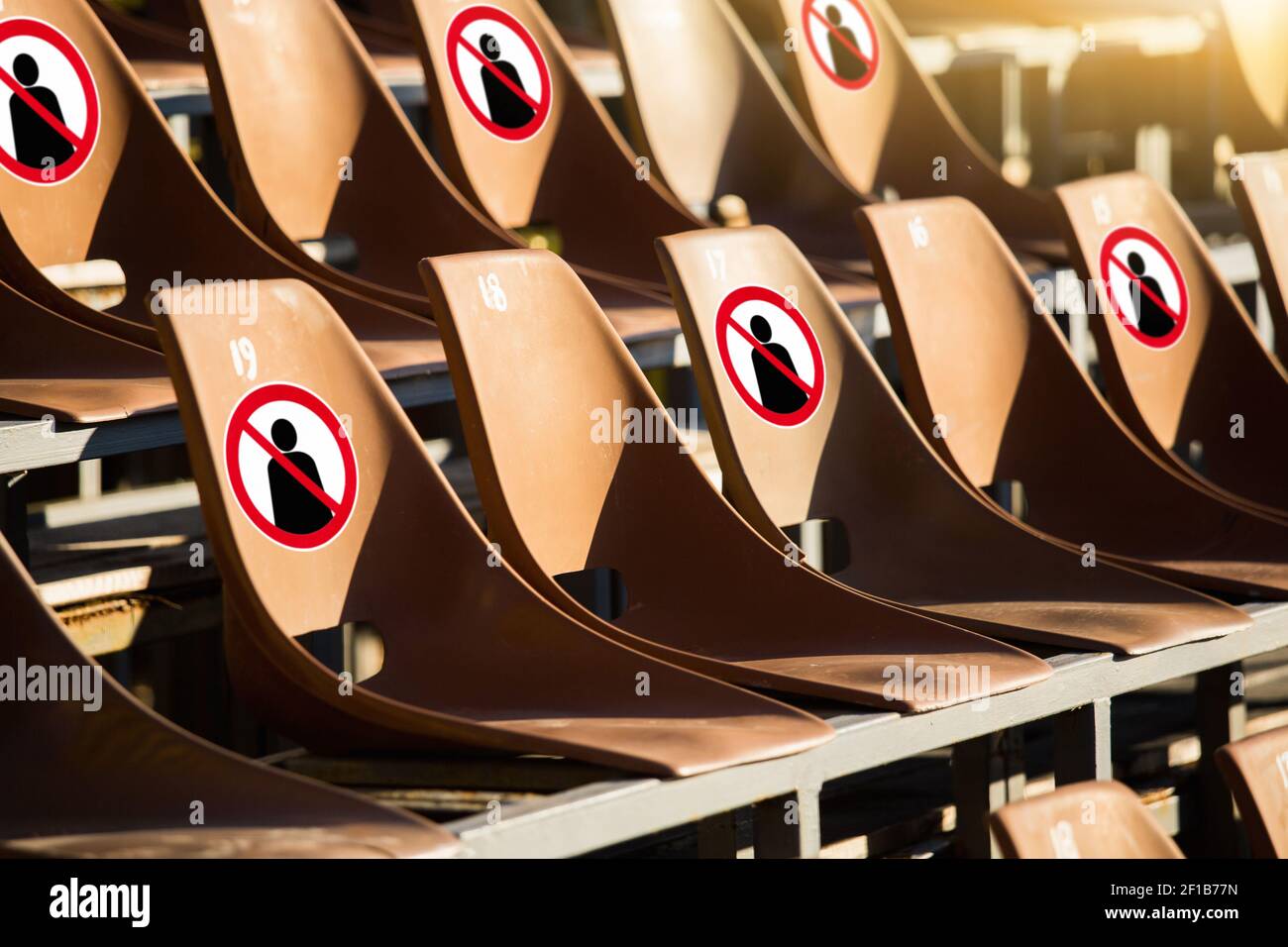 Sitze mit Verbotsschildern. Soziale Distanzierung bei öffentlichen Veranstaltungen Stockfoto