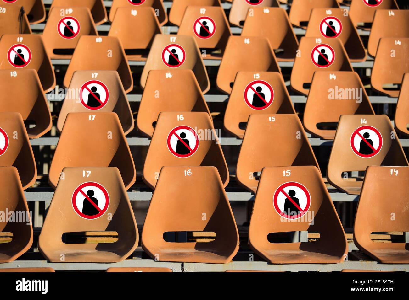 Sitze mit Verbotsschildern. Soziale Distanzierung bei öffentlichen Veranstaltungen Stockfoto