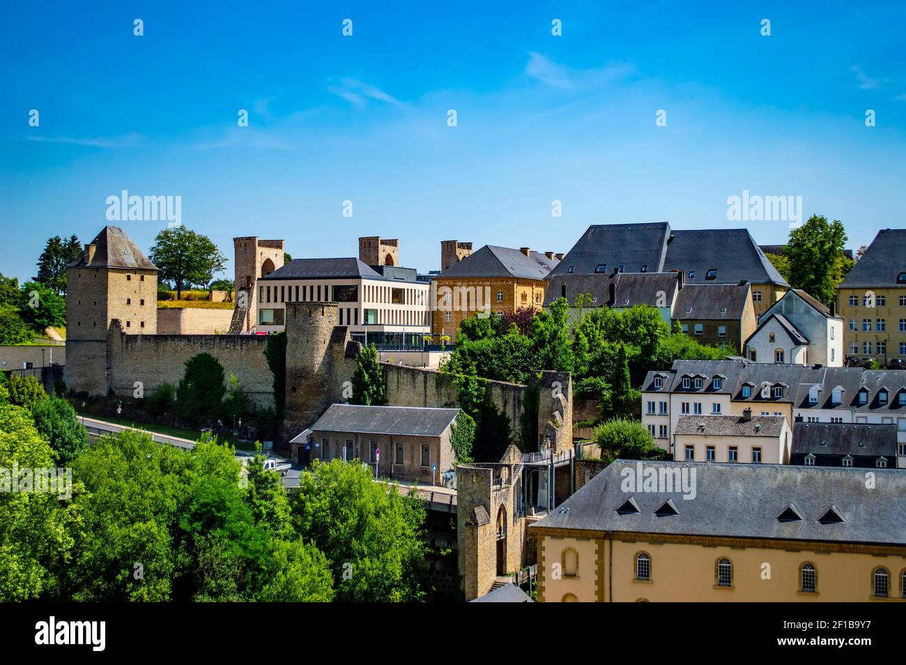 Luxemburg Stadt, Luxemburg - 16. Juli 2019: Altstadt von Luxemburg Stadt mit typischen Gebäuden und Burgmauern Stockfoto