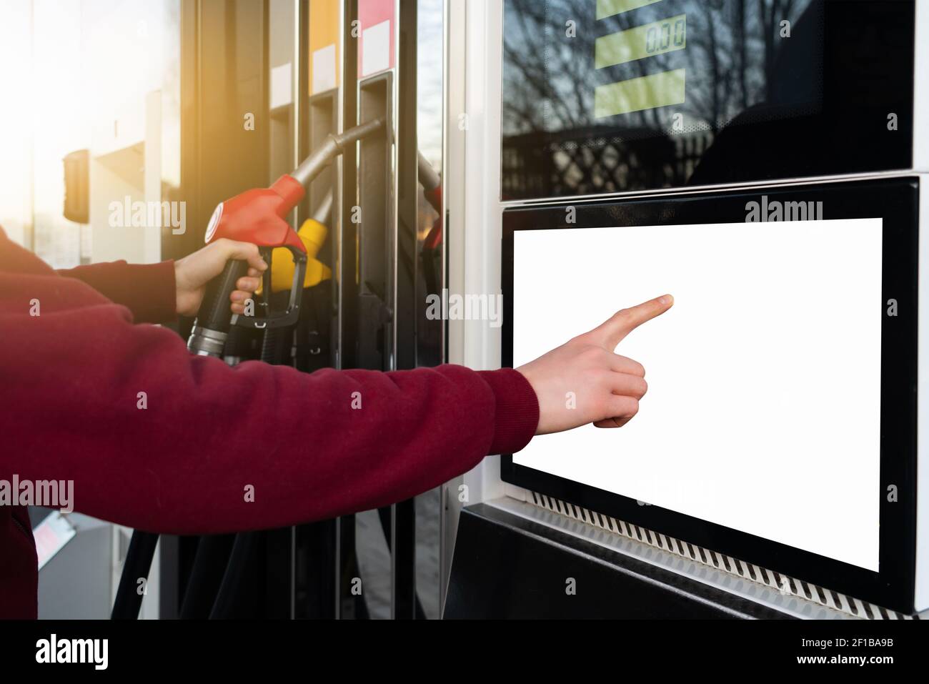 Self-Service-Tankstelle. Ein Mann, der einen Touchscreen verwendet Stockfoto