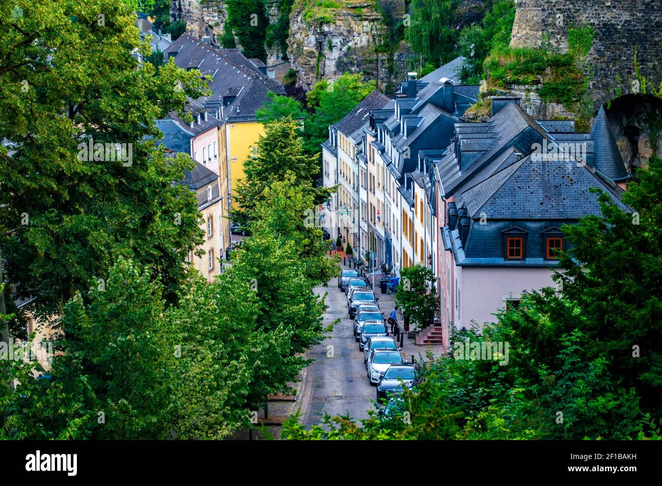 Luxemburg Stadt, Luxemburg - 16. Juli 2019: Eine schmale Straße mit typischen Gebäuden in der Altstadt von Luxemburg Stadt in Europa Stockfoto