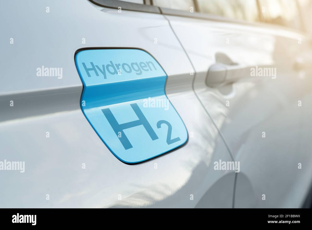 Nahaufnahme der Tankklappe mit Symbol H2. Auto mit Wasserstoffantrieb Stockfoto
