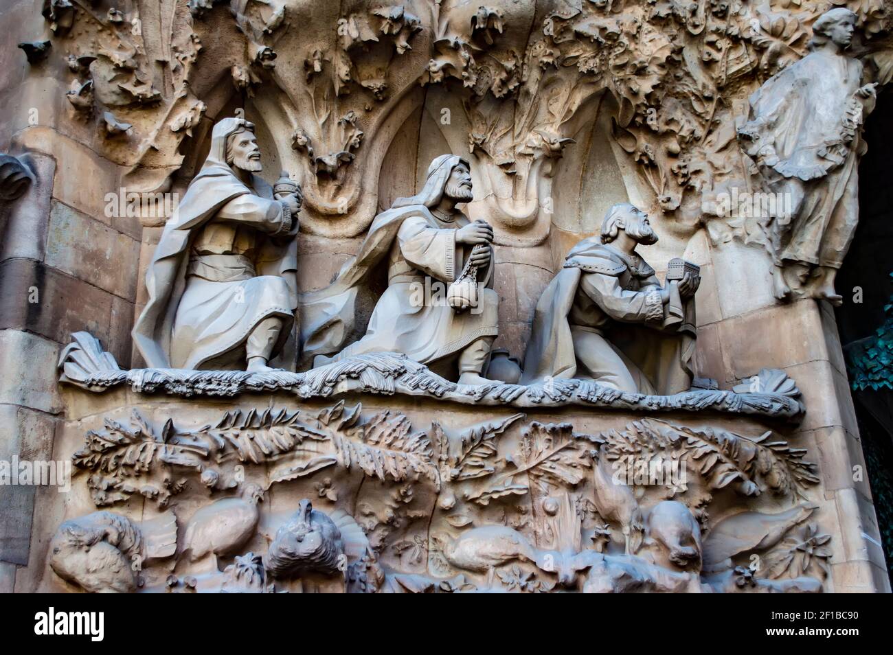 Barcelona, Spanien - 25. Juli 2019: Außendekoration und Skulpturen der Sagrada Familia Kathedrale, ein berühmtes Werk von Antoni Gaudi in Barcelona, Spa Stockfoto