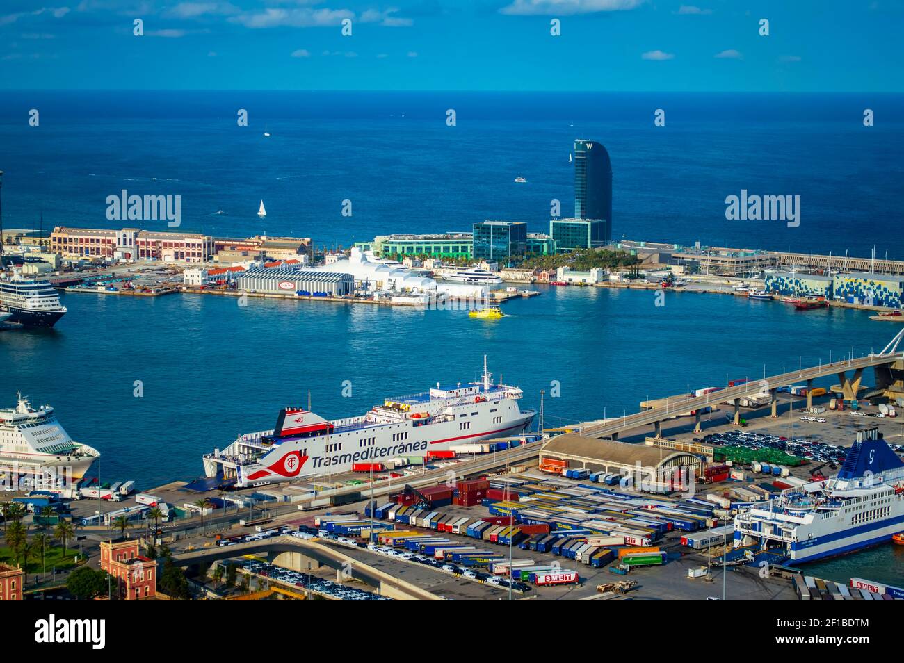 Barcelona, Spanien - 27. Juli 2019: Die Transsmediterrane Fähre legt im Hafen von Barcelona an der Mittelmeerküste, Katalonien, Spanien an Stockfoto