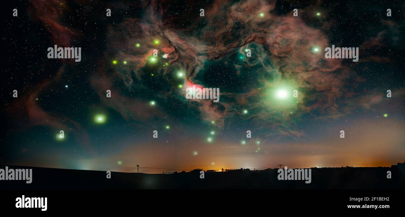 Ländliche Landschaft mit fantastischem Weltraumhimmel Stockfoto