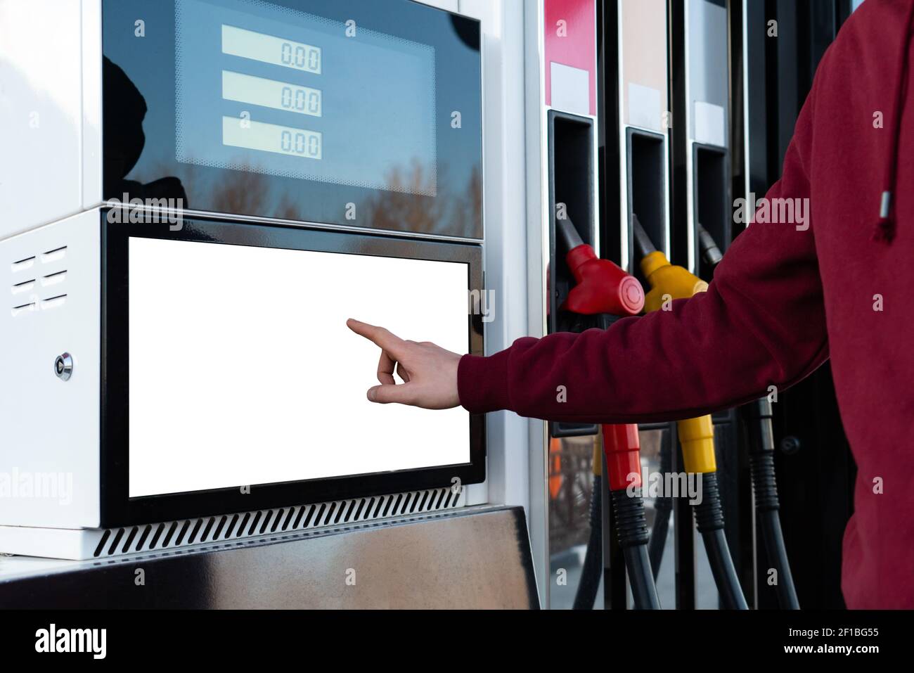 Self-Service-Tankstelle. Ein Mann, der einen Touchscreen verwendet Stockfoto