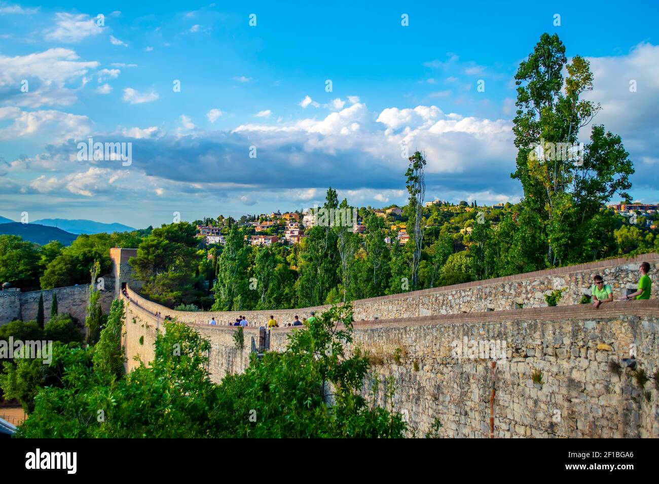 Girona, Spanien - 28. Juli 2019: Blick auf die historischen Befestigungsmauern der Stadt Girona in Katalonien, Spanien Stockfoto