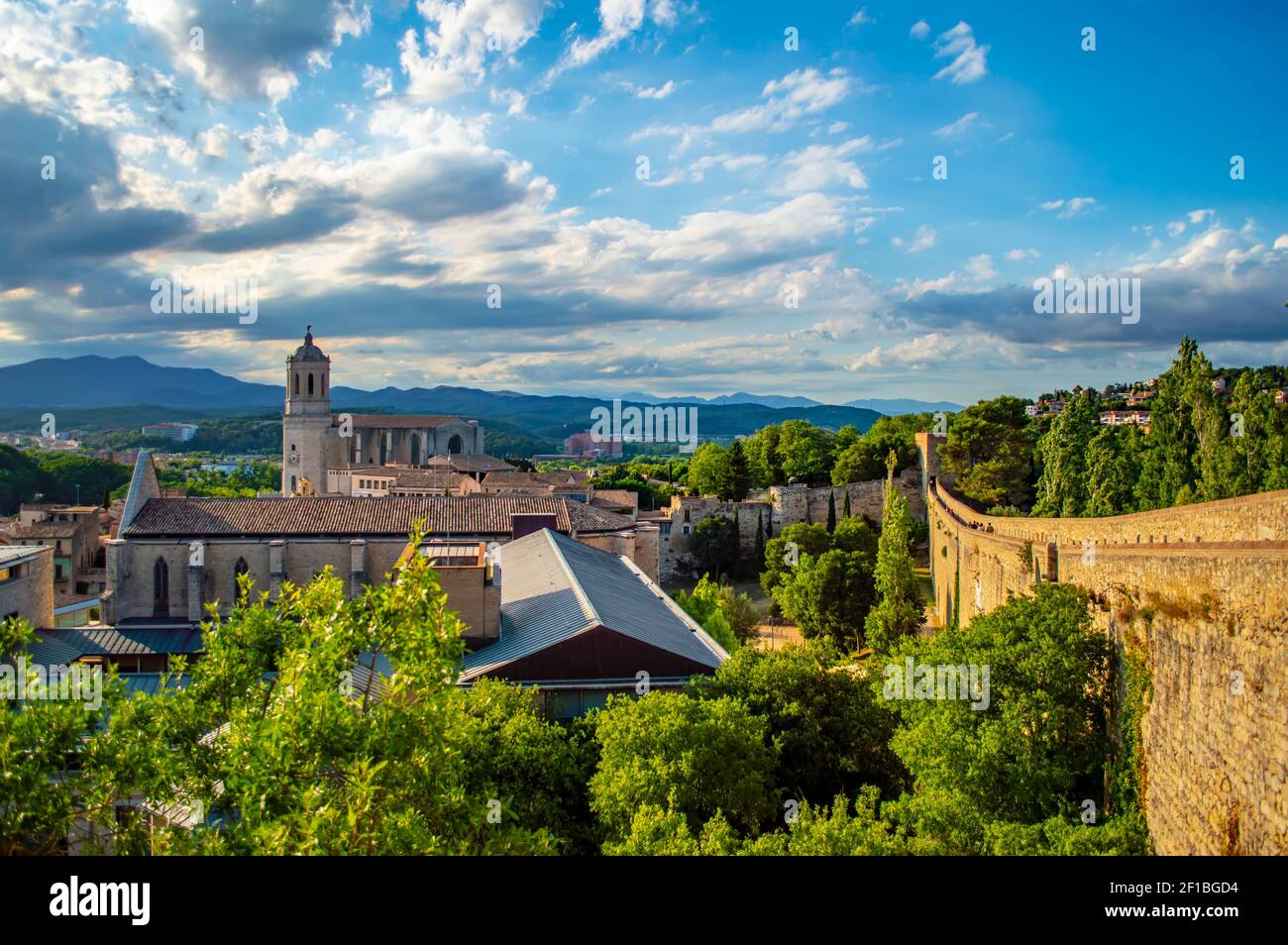 Girona, Spanien - 28. Juli 2019: Landschaftlich reizvolle Stadtansicht der Befestigungsmauern der Stadt Girona und der berühmten Kathedrale der Heiligen Maria von Girona in Katalonien, Spanien Stockfoto